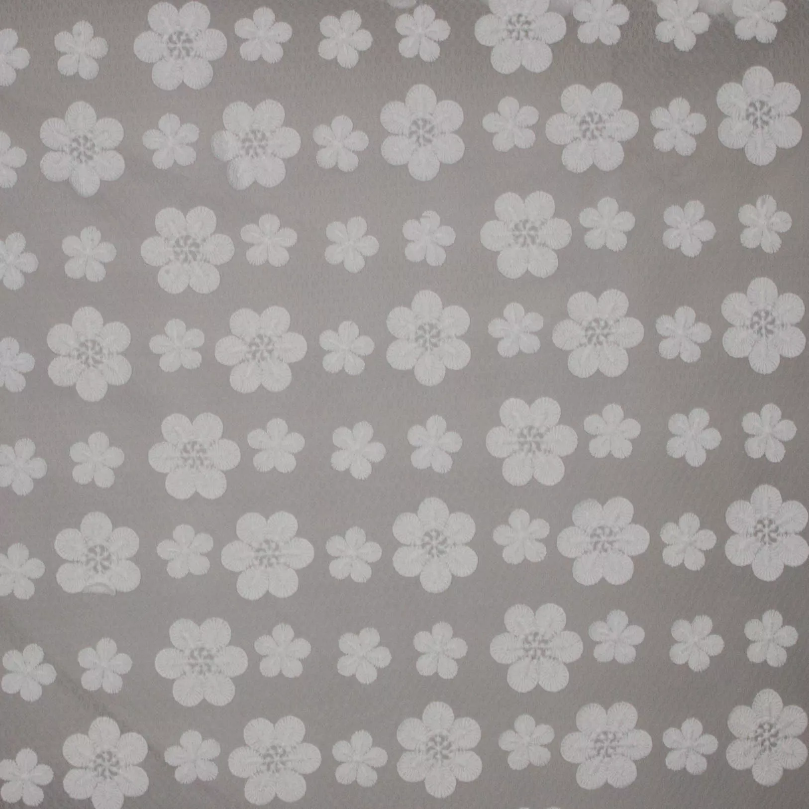 Kant met geborduurde witte bloemen.