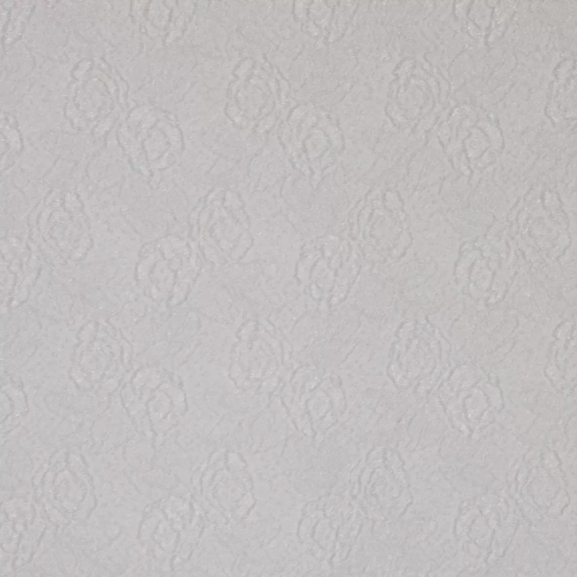 Witte jacquard met rozenmotief en een ingeweven zilveren draad.