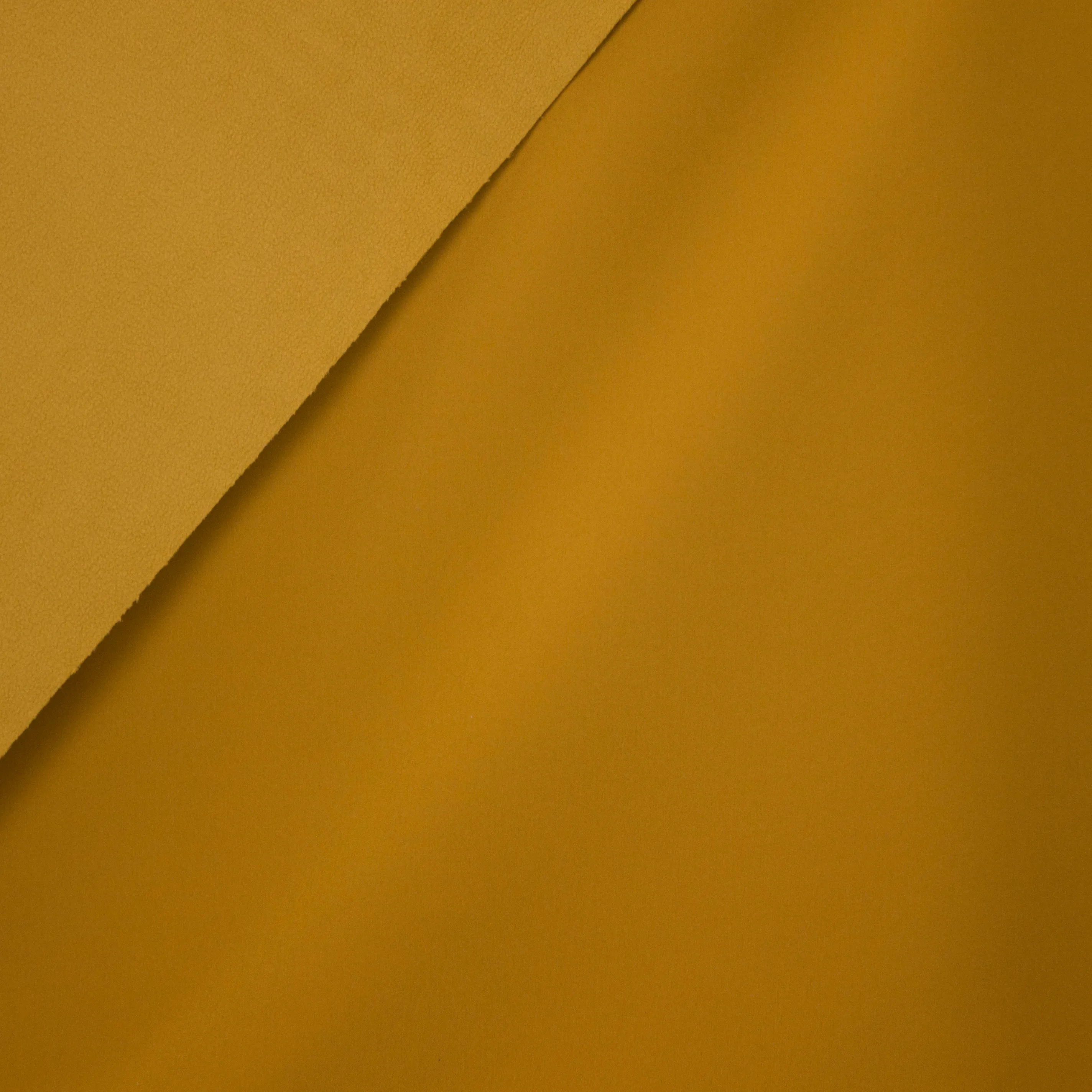 Softshell in mosterdkleur met fleece achterkant
