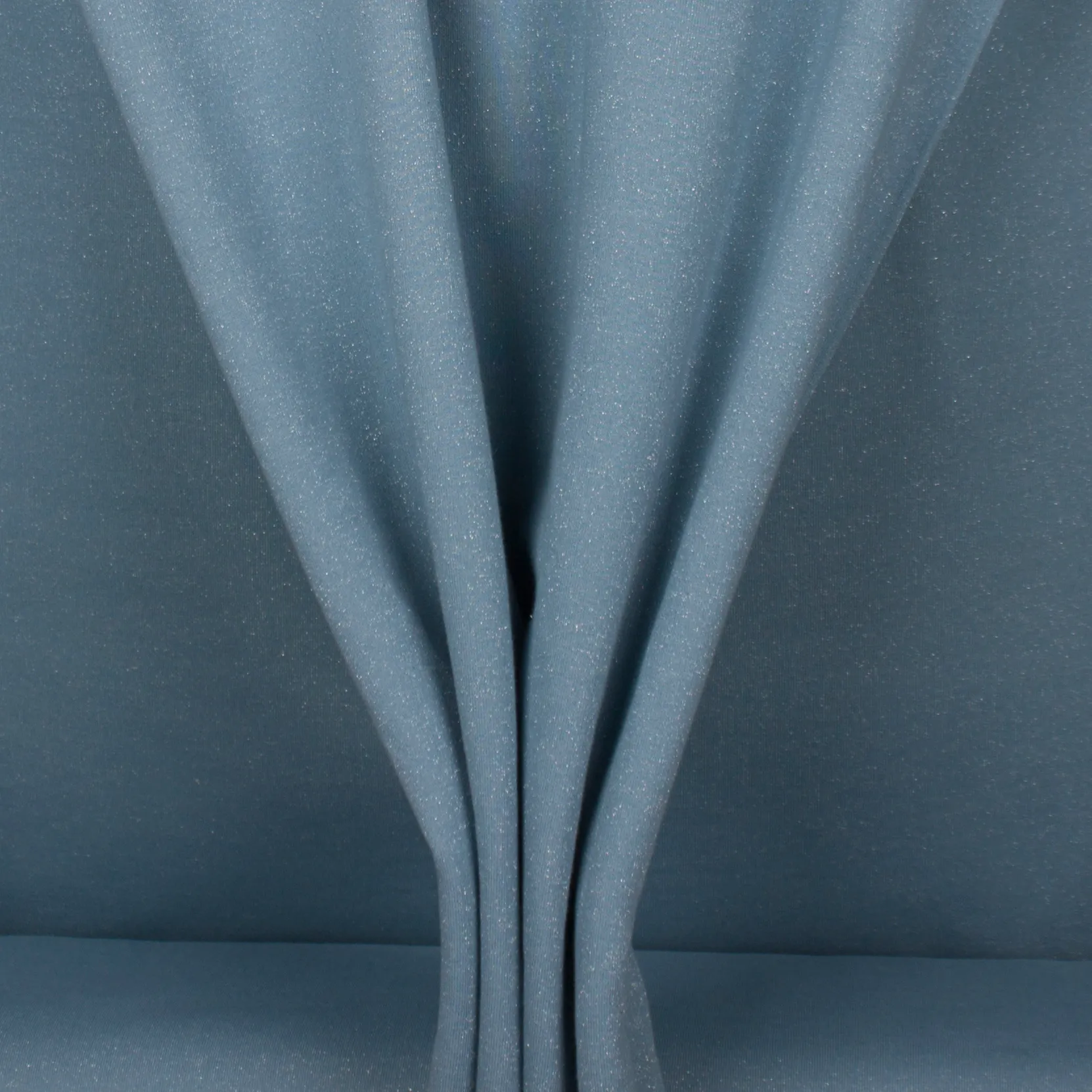 Lichtblauwe sweaterstof met zilveren glitter