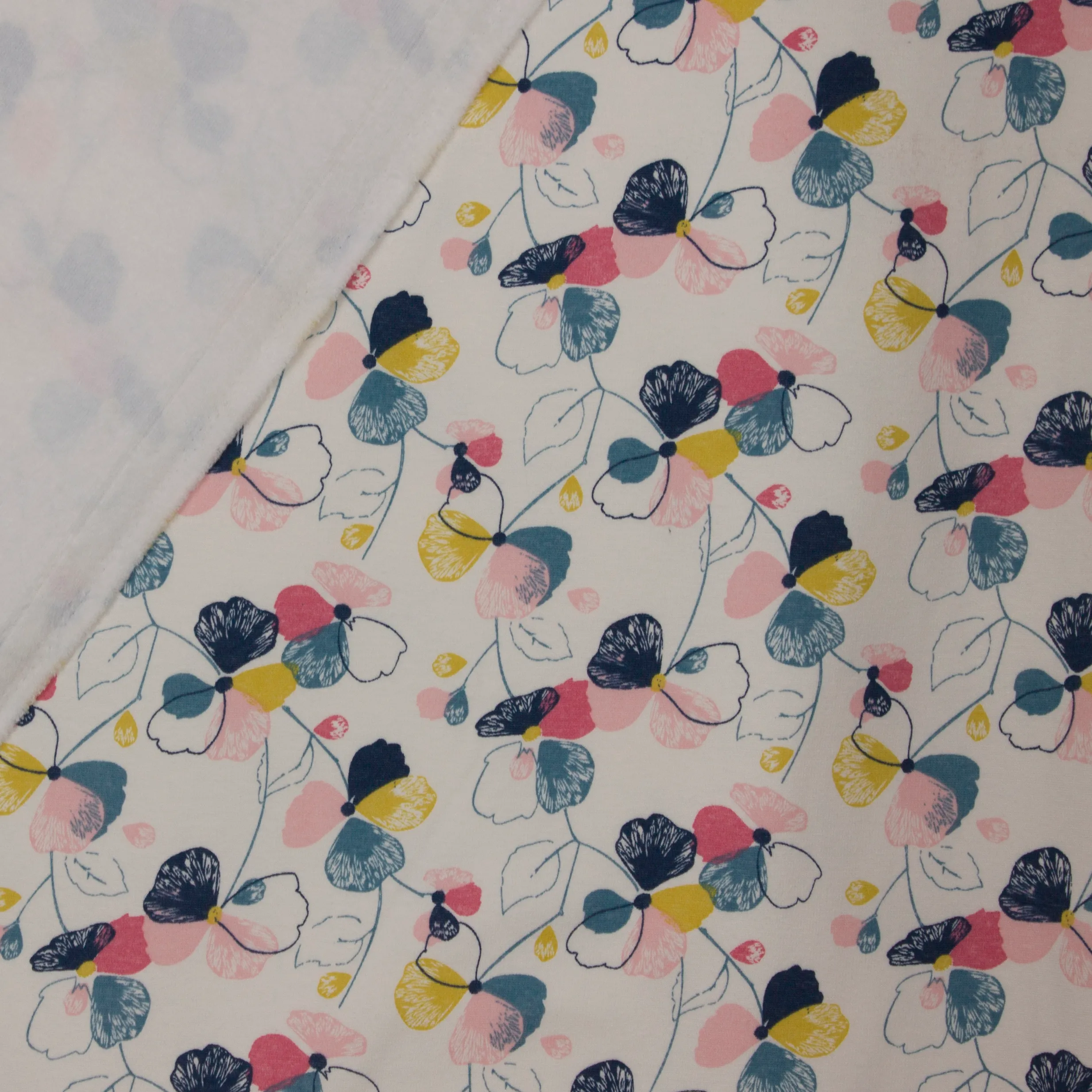 Sweaterstof in gebroken wit met bloemen, pelsje aan de achterzijde