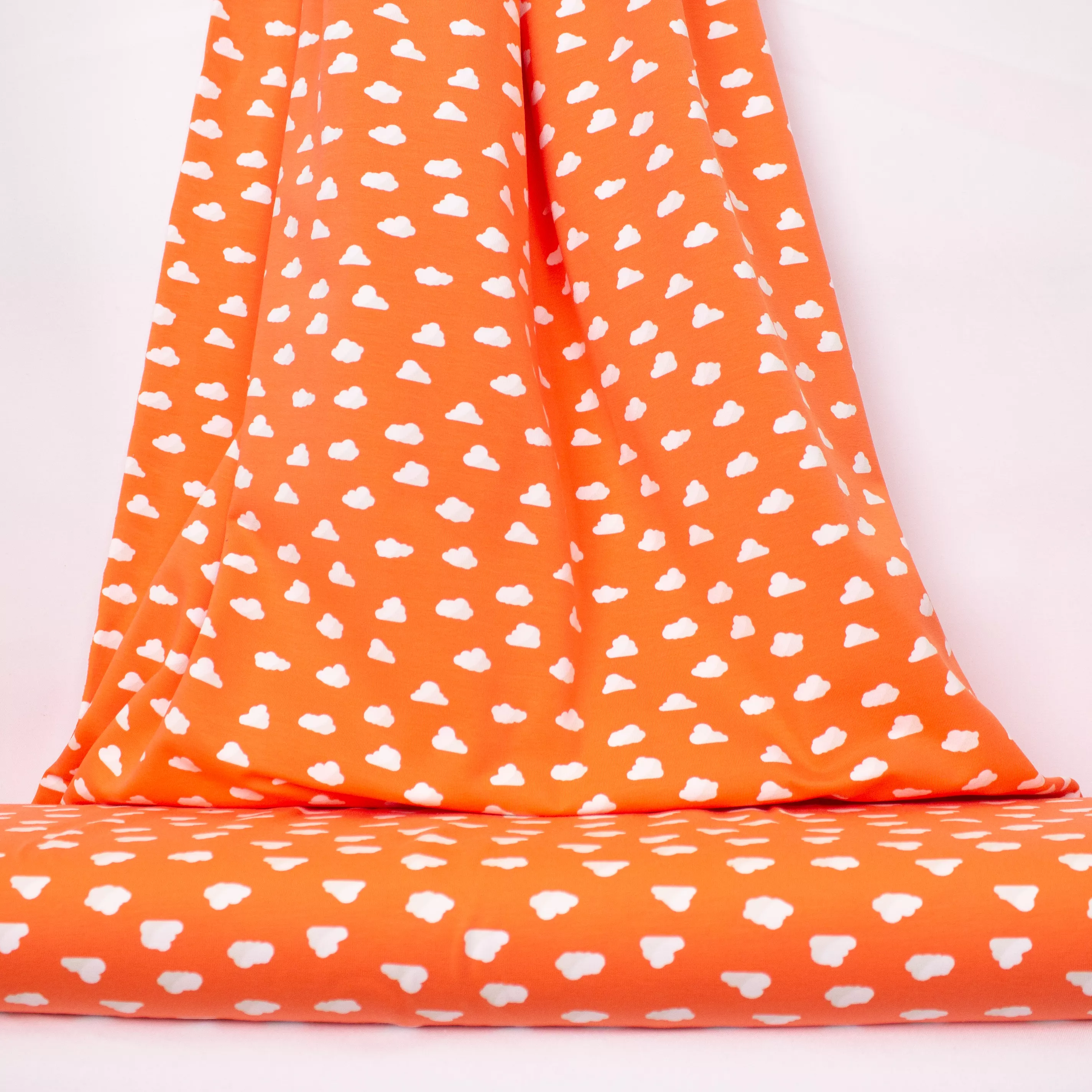 Oranje katoen tricot met wolkjes