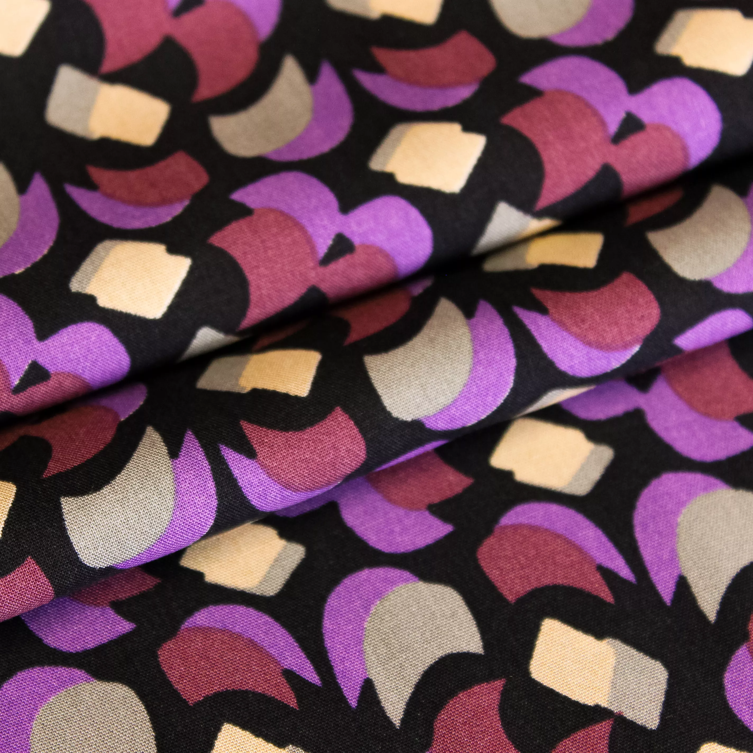 Viscose paars met motief