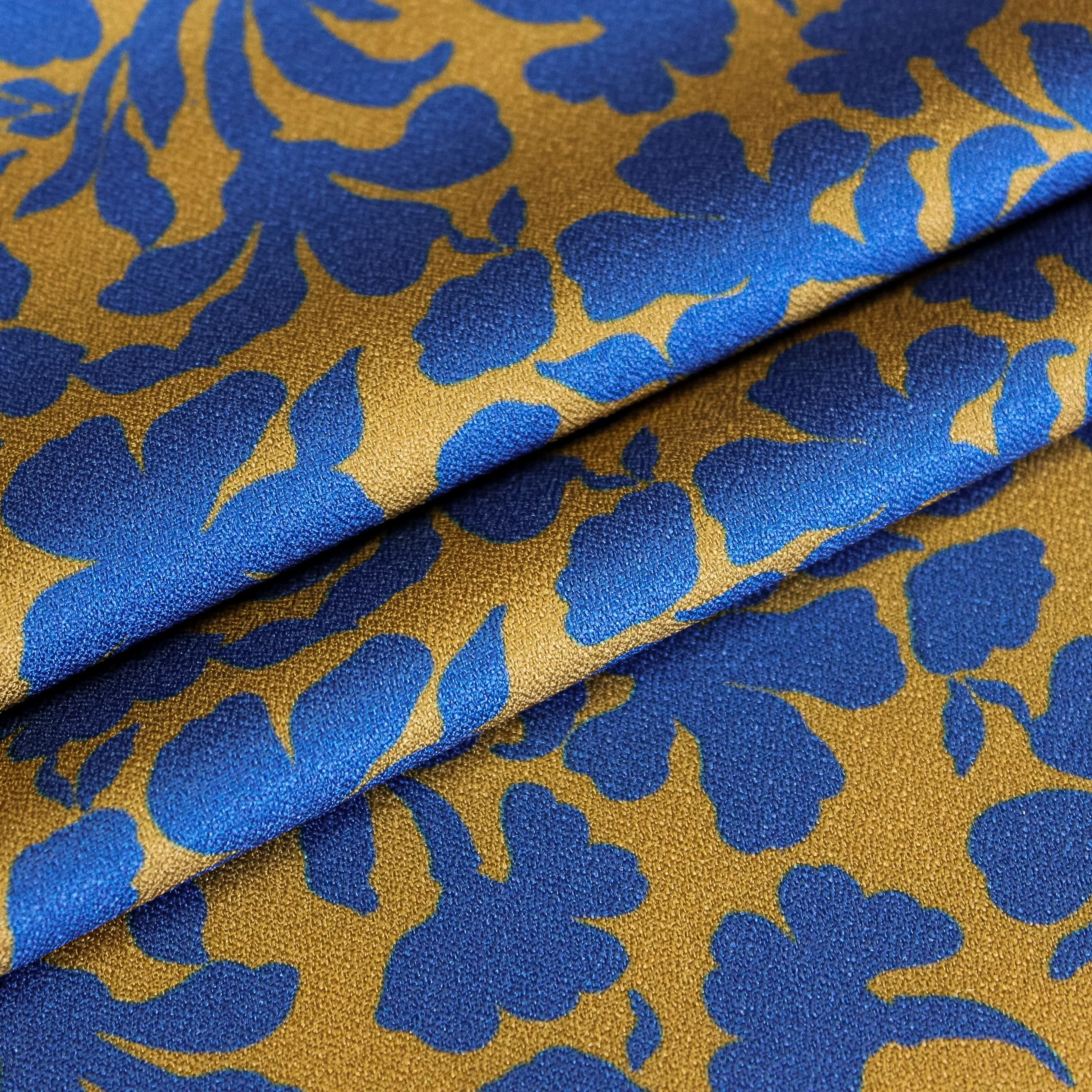 Polyester bruin met blauwe bladeren