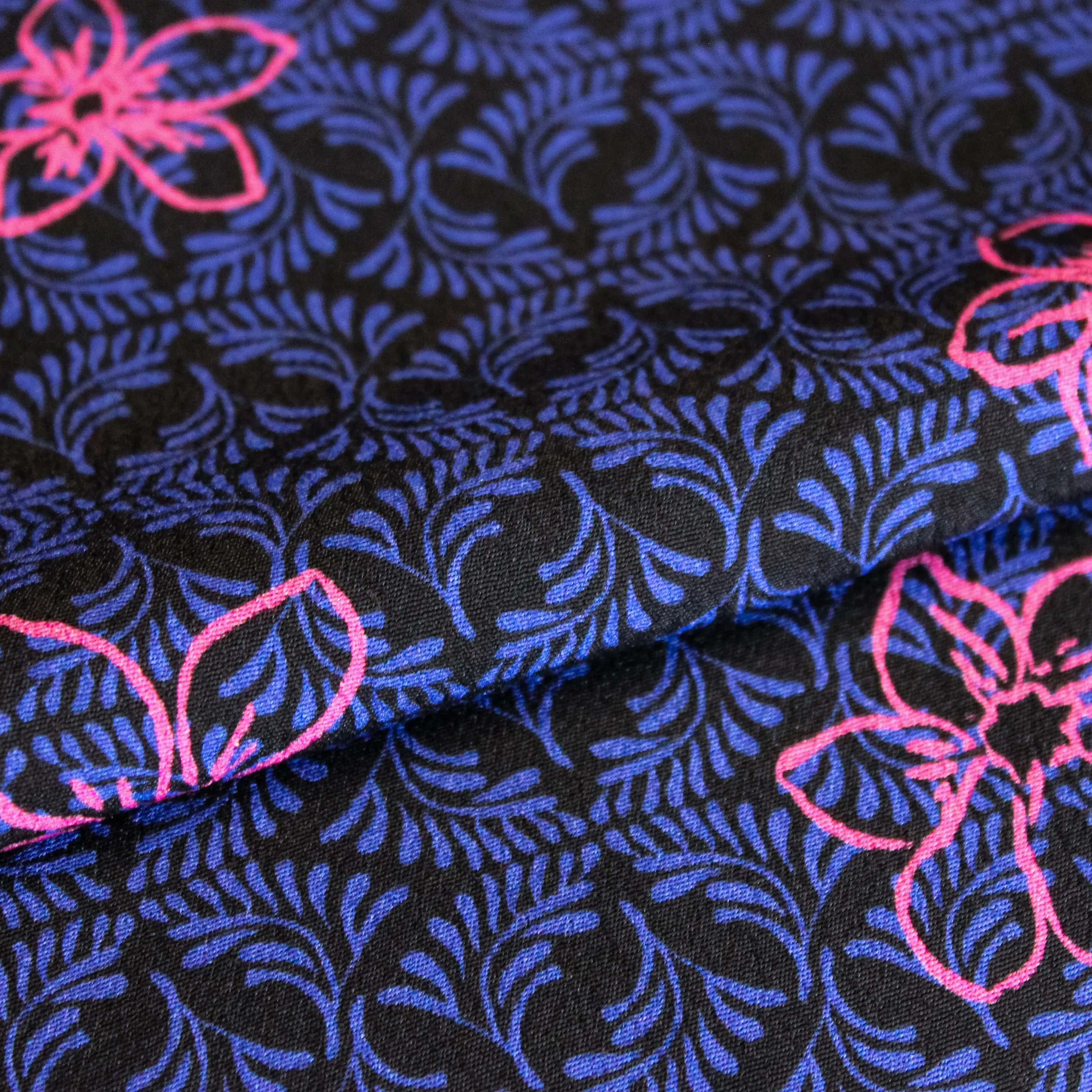 Polyester crêpe blauw met roze bloemen
