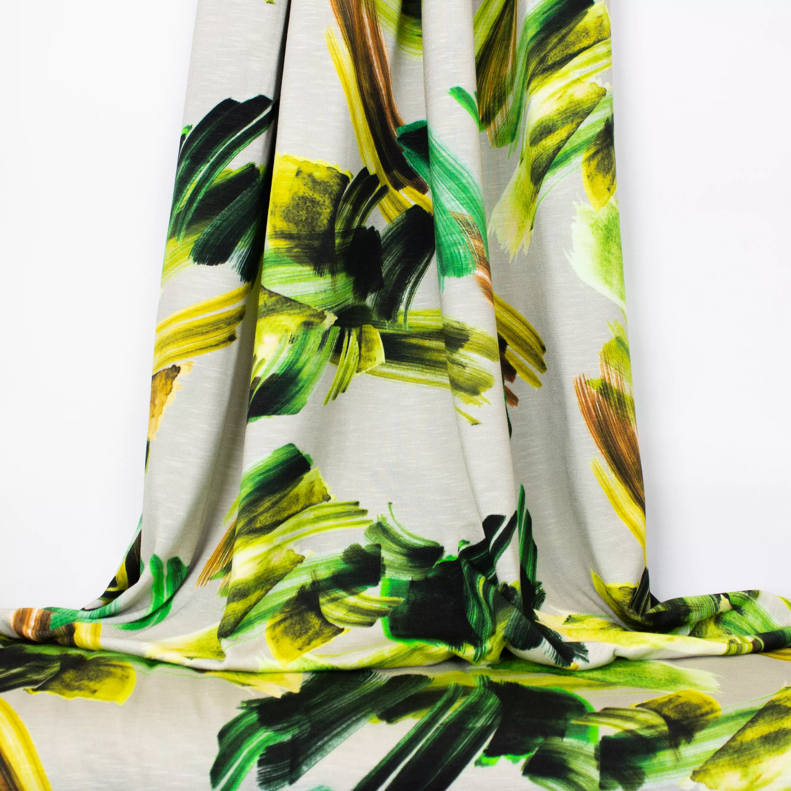 Grijze gemêleerde viscose tricot met groene en bruine verfstrepen