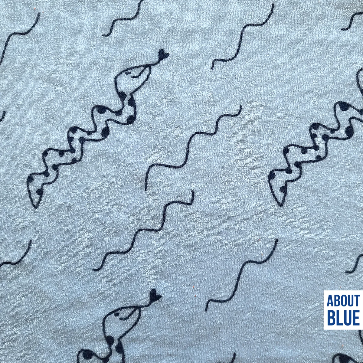 Blauwe spons badstof met slangen van About Blue
