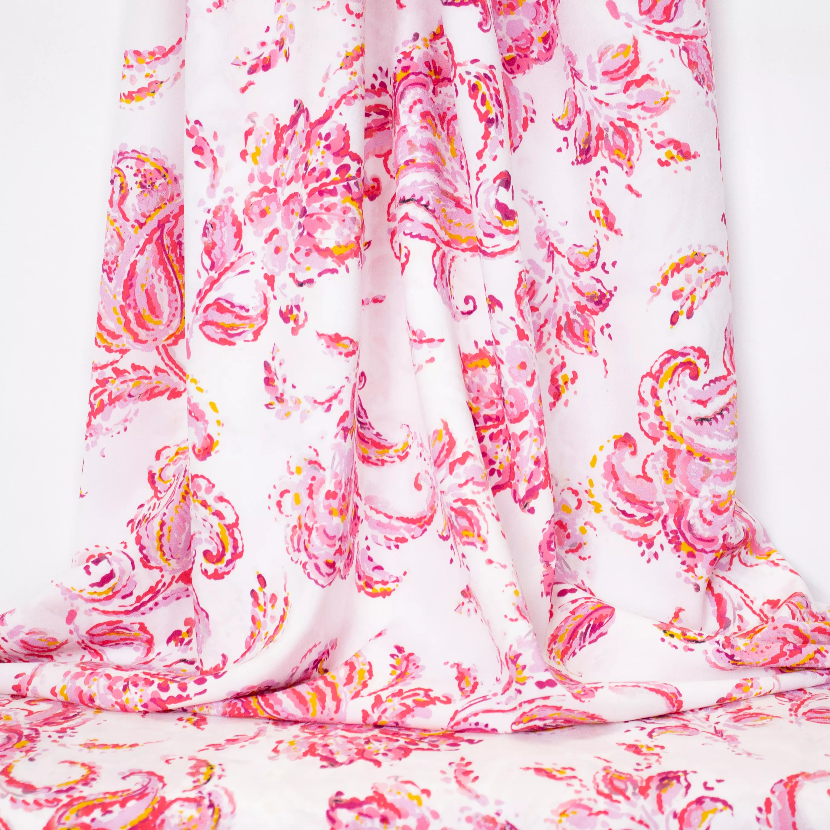 Witte crêpe met roze bloemen