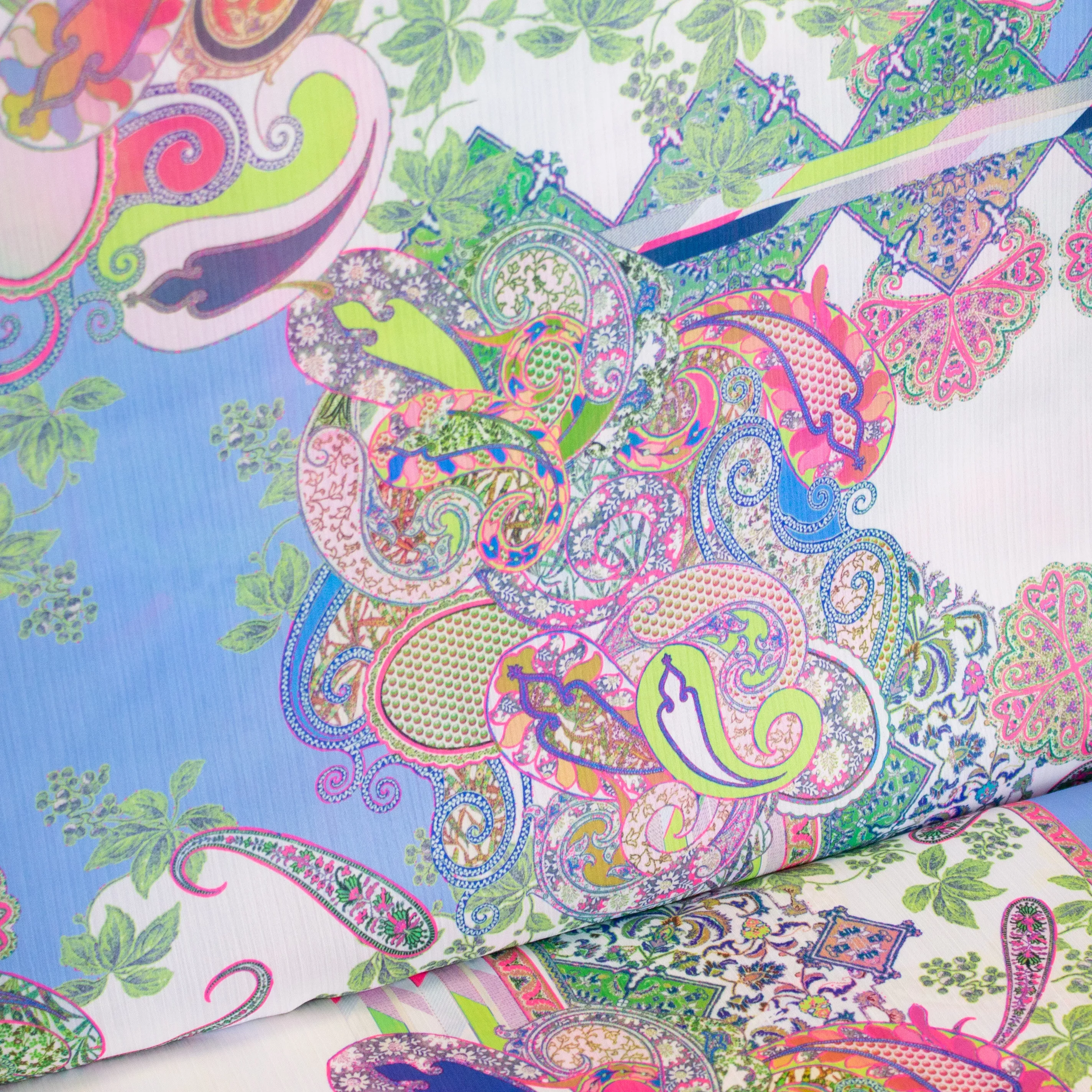 Witte polyester met paisley motief