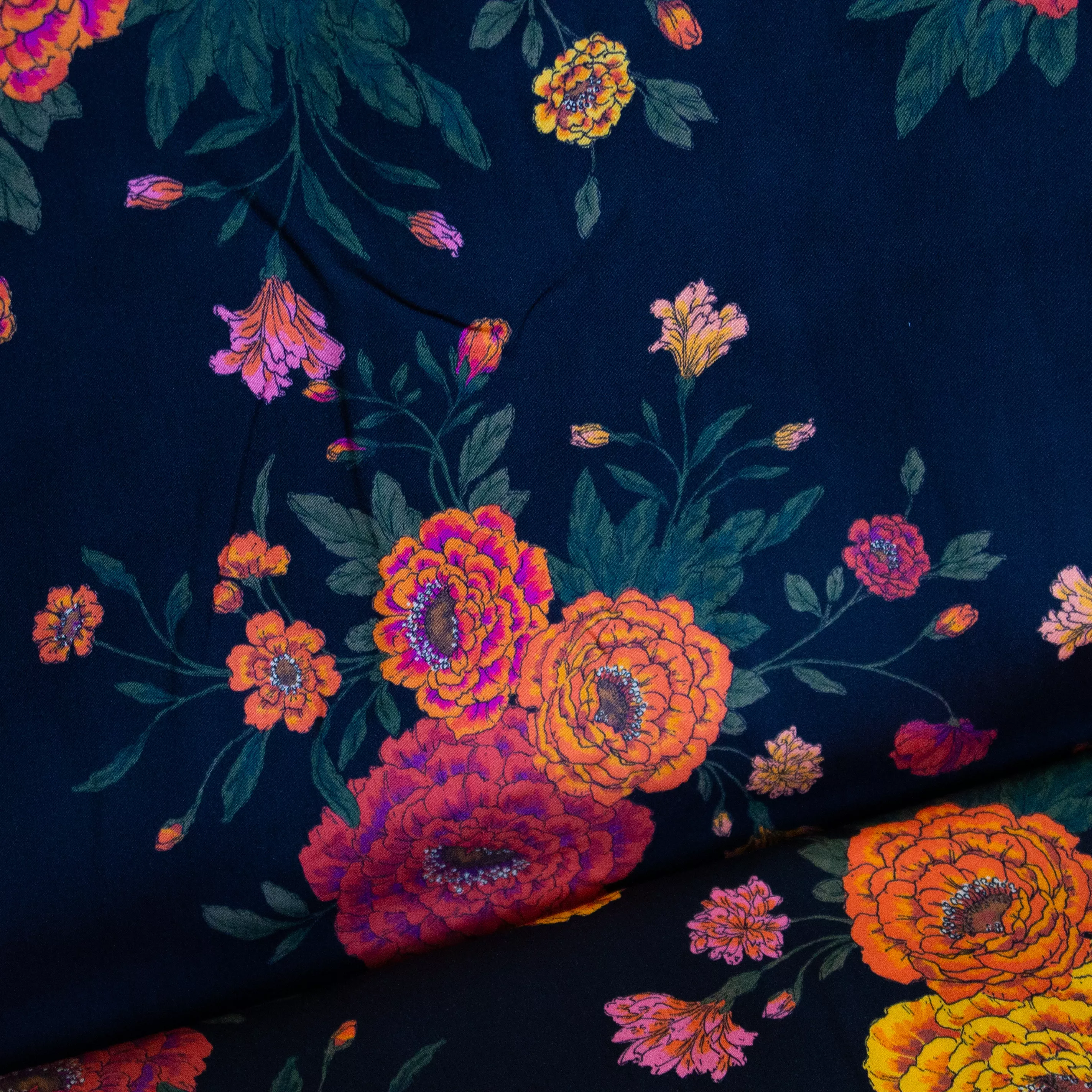 Zwarte polyester met oranje bloemen