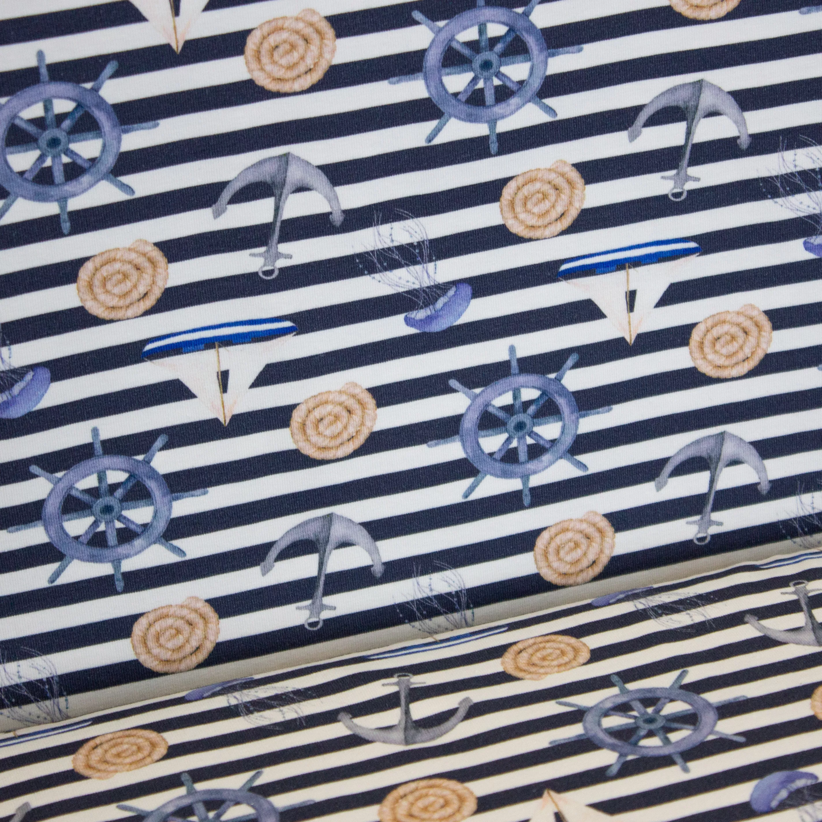 Blauw gestreepte katoentricot met ankers, boten en schelpen