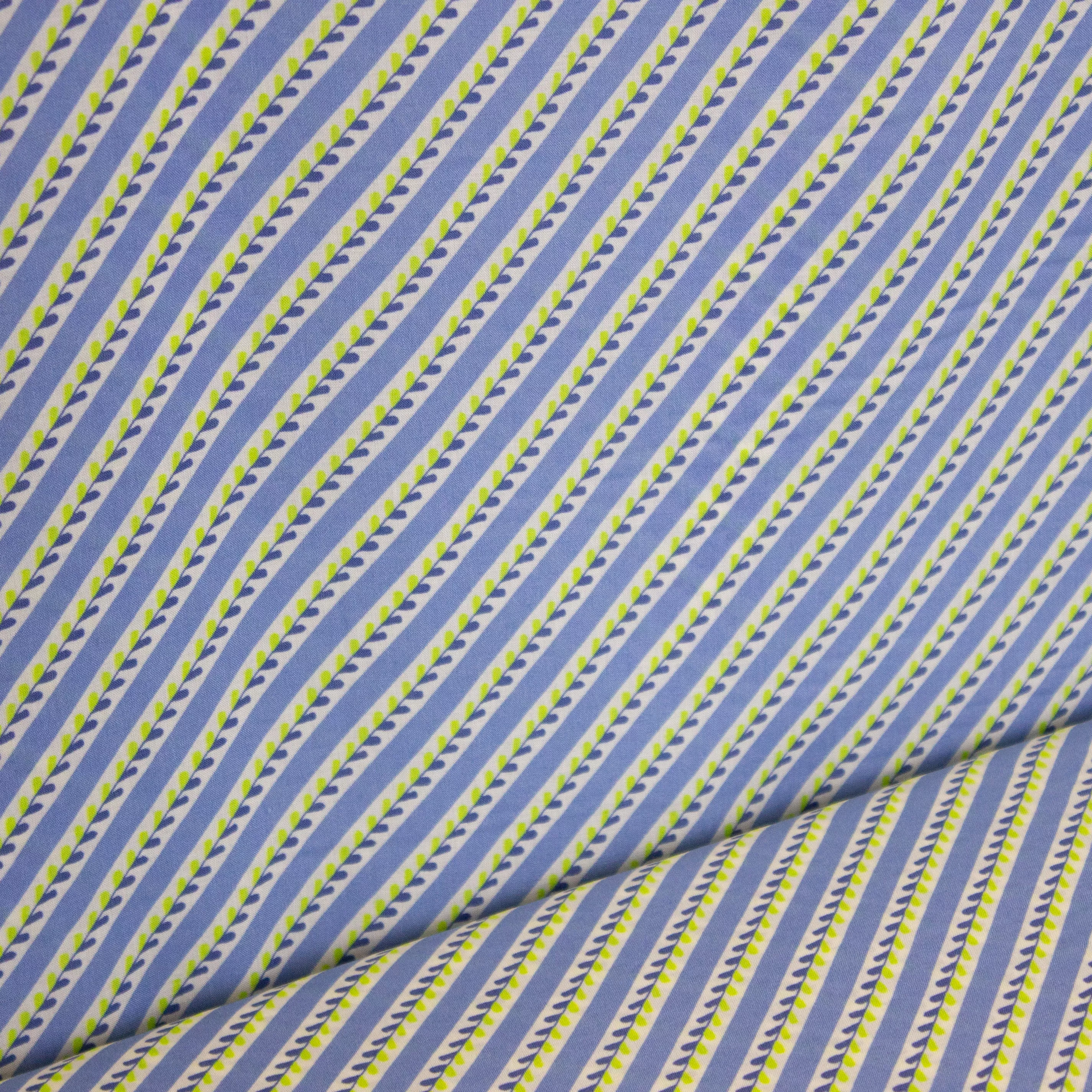 Blauw / wit schuin gestreepte viscose met fijn blaadjes patroon