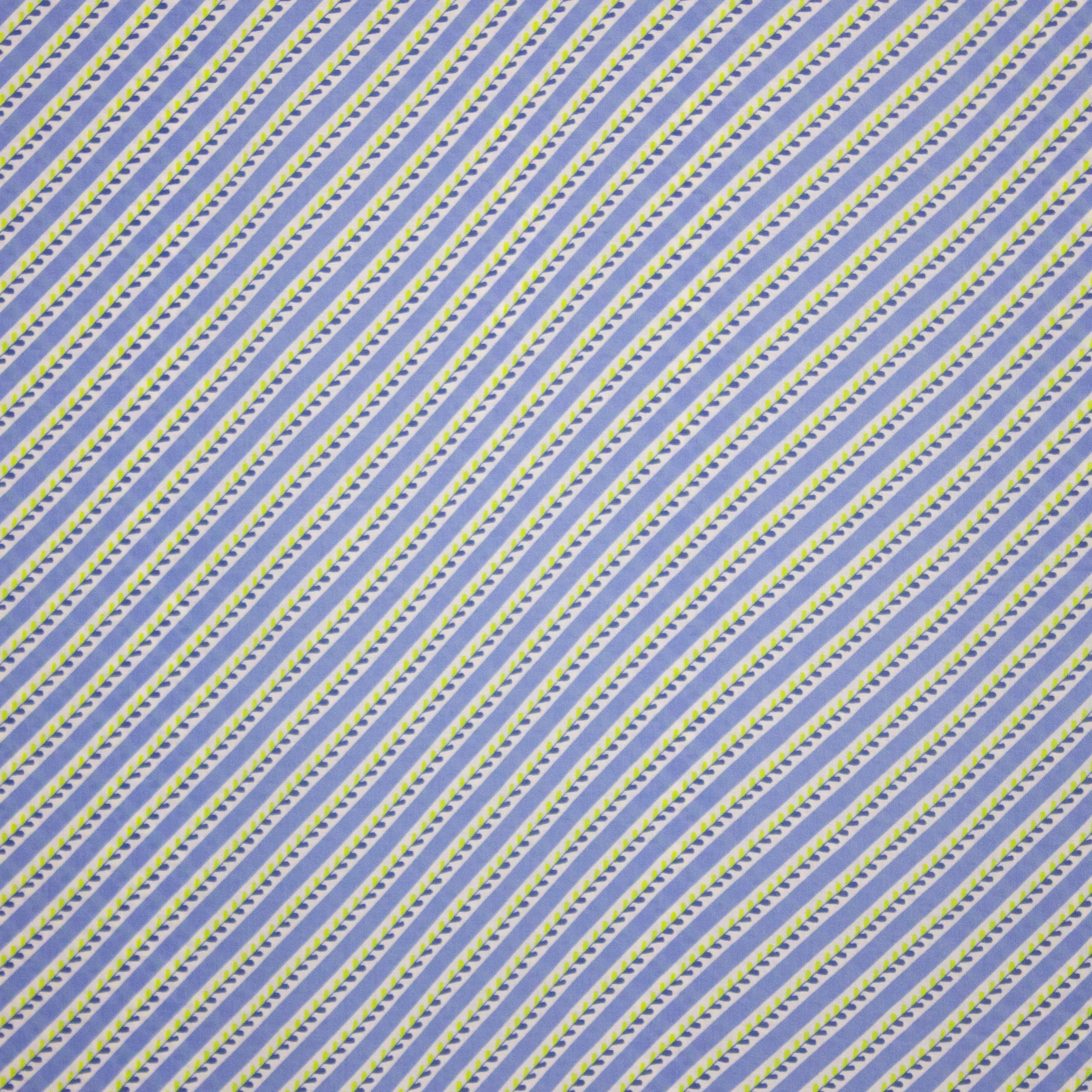 Blauw / wit schuin gestreepte viscose met fijn blaadjes patroon