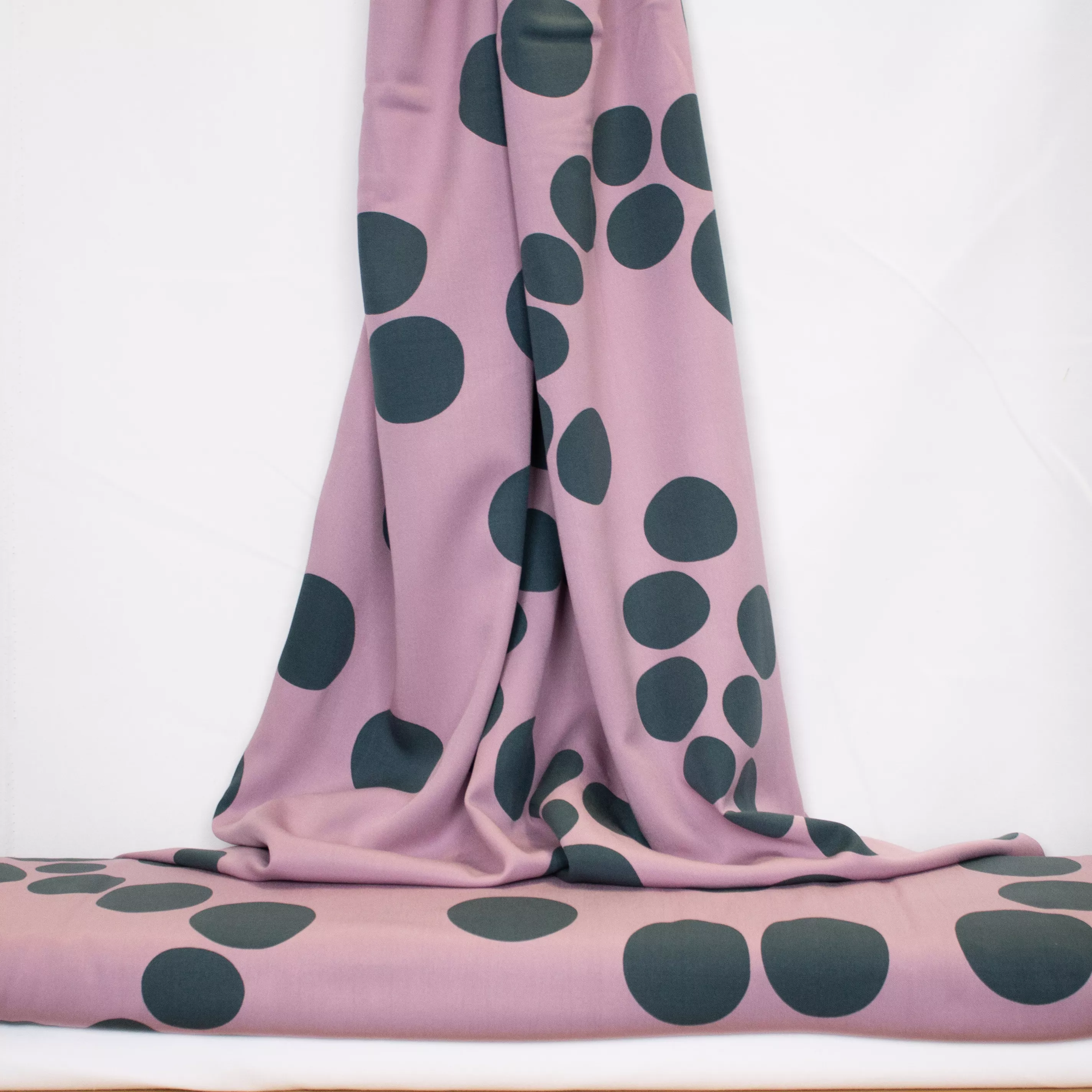 Lila ecologische viscose met donkerblauwe bollen van Mind The Maker