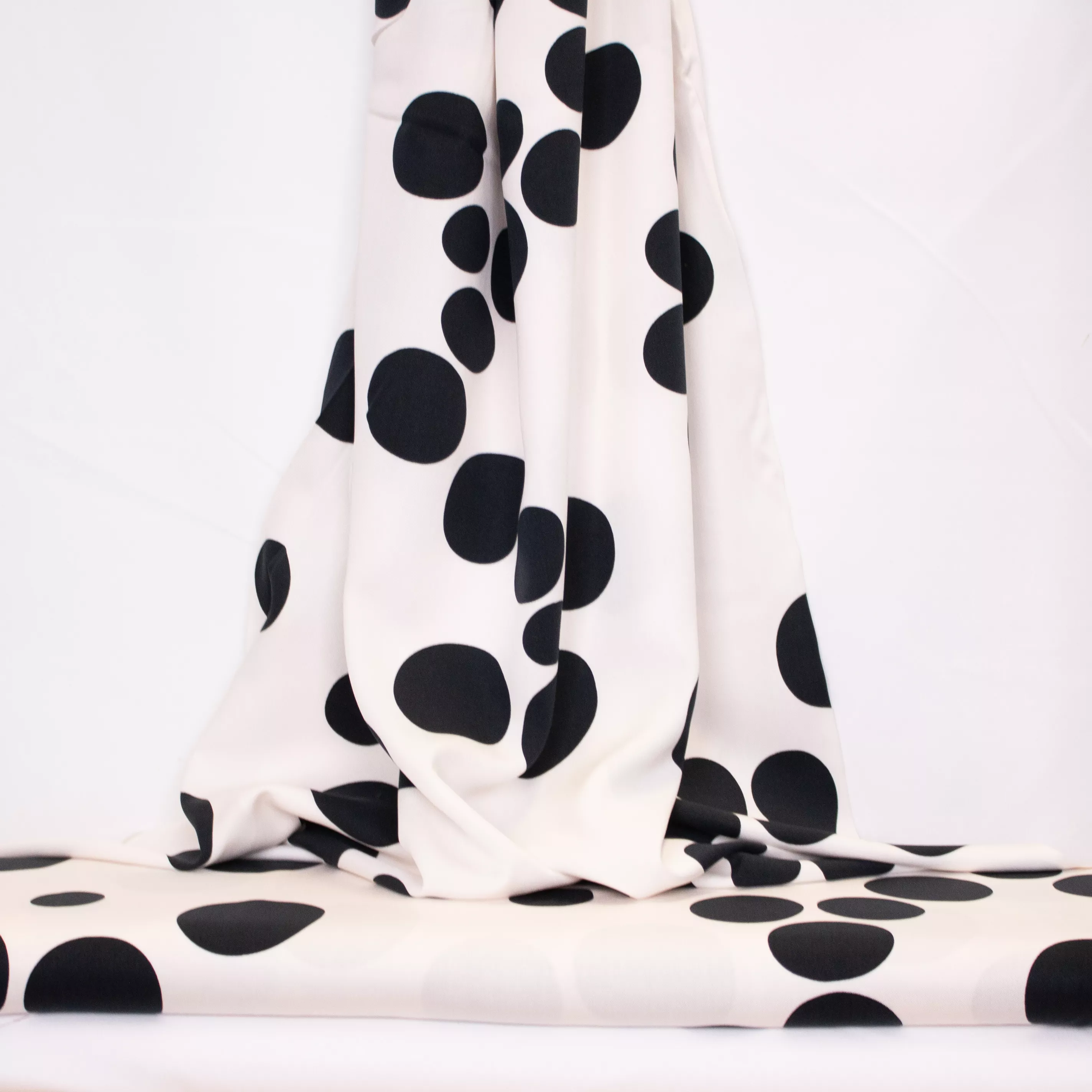 Crèmekleurige ecologische viscose met zwarte bollen van Mind The Maker