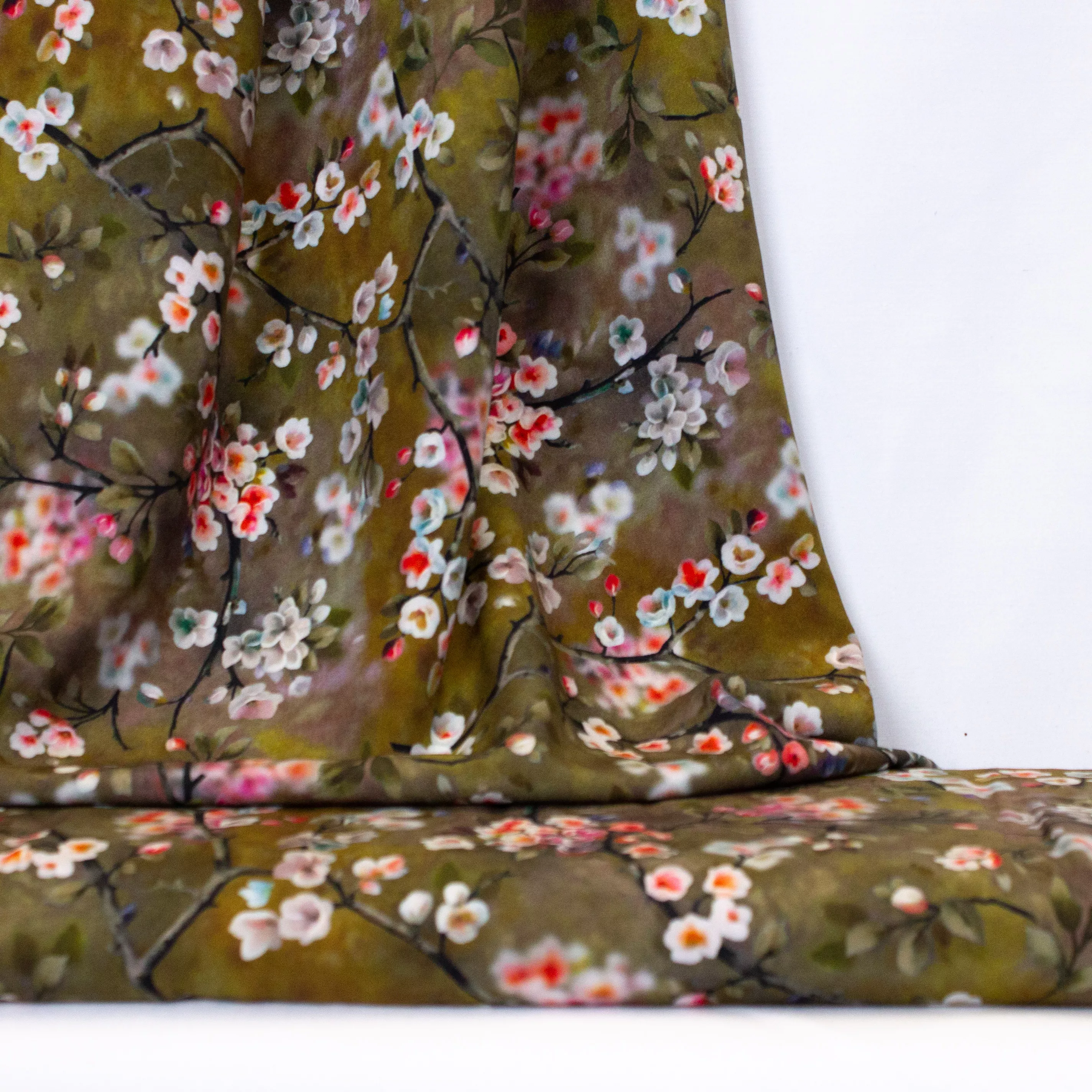 Groene viscose met bloemen