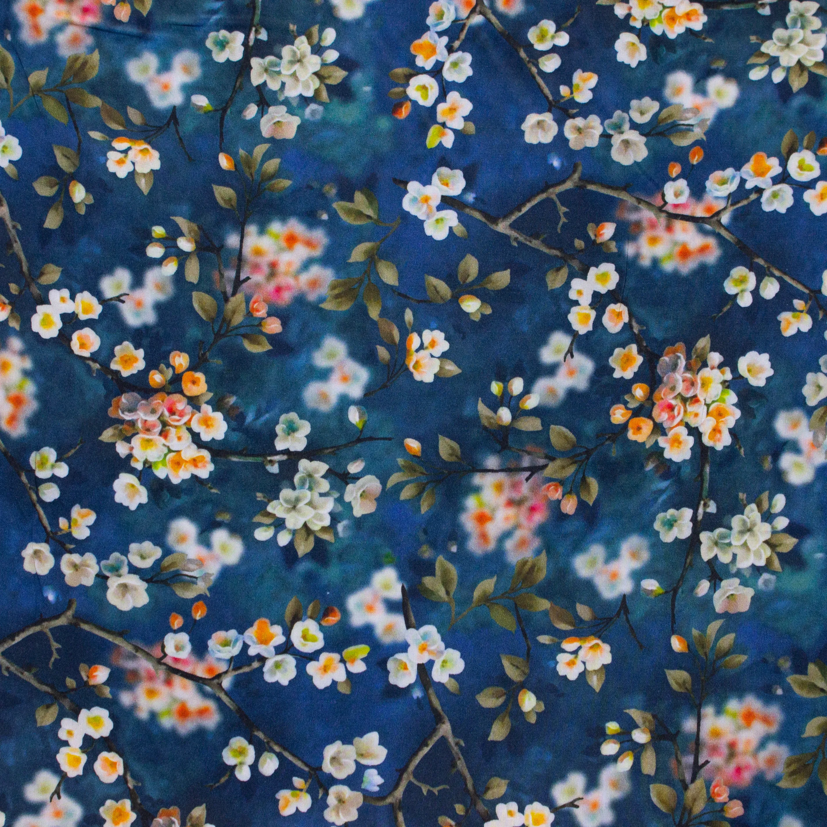 Blauwe viscose met bloemen