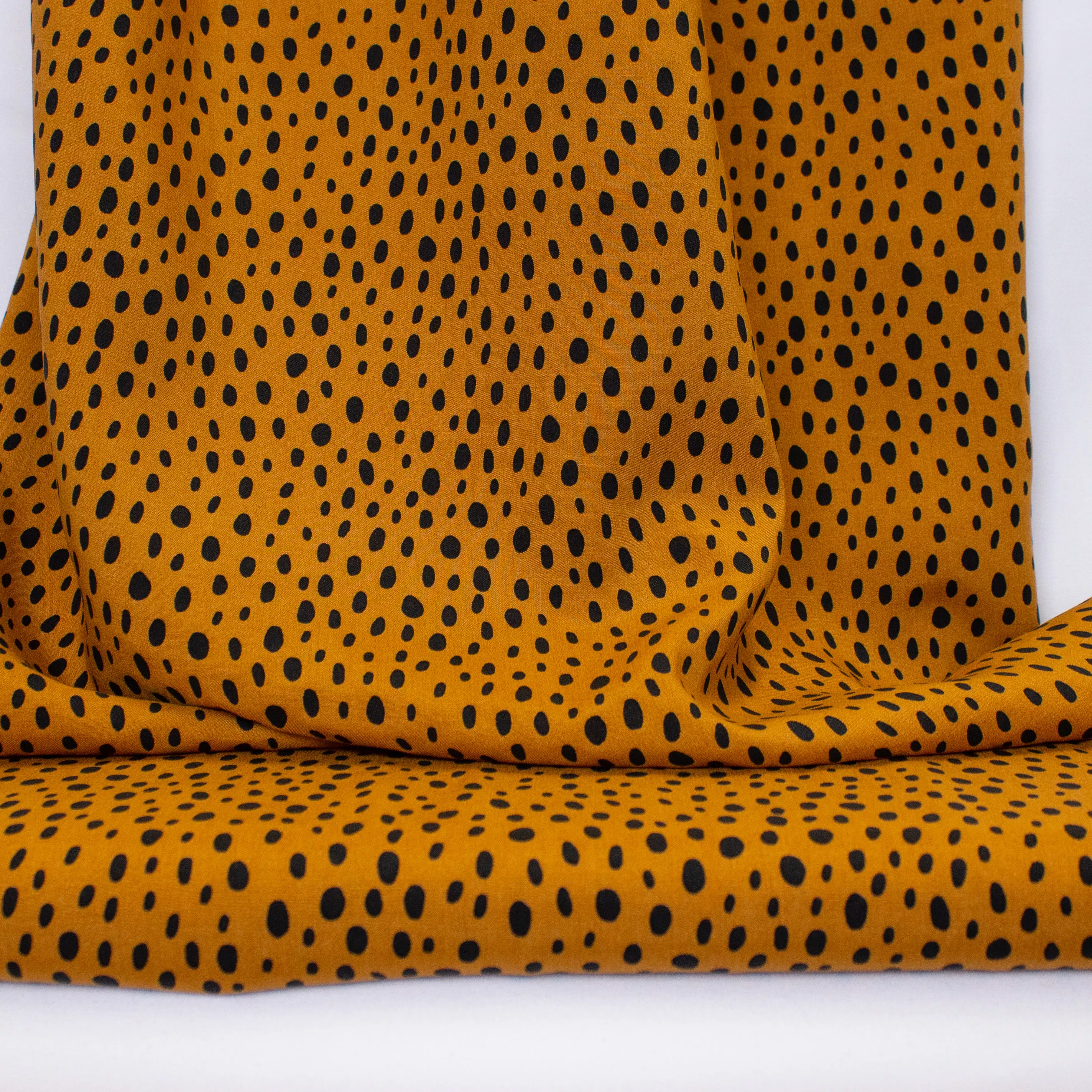 Bruine viscose met donkere stippen