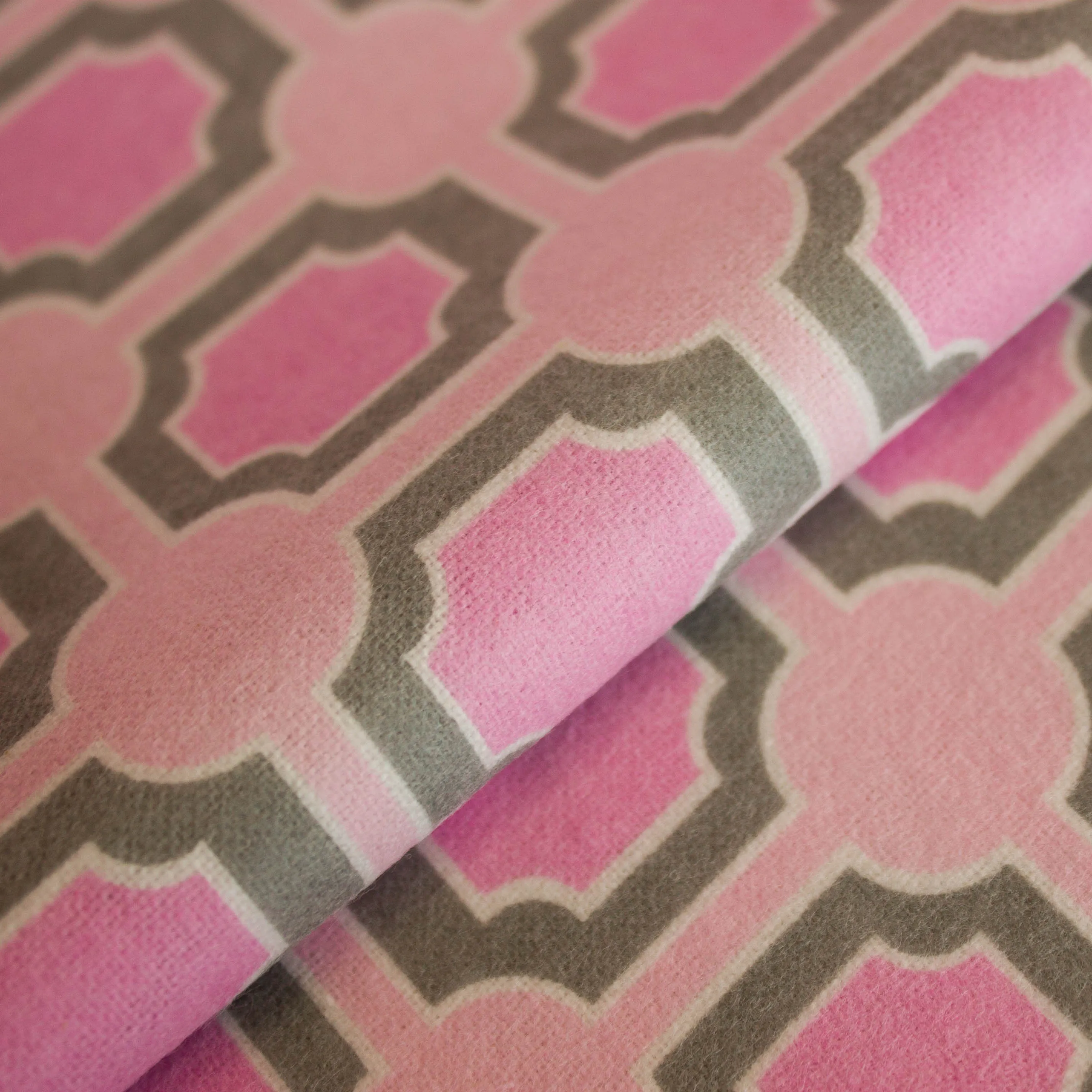 Flanel roze met tegeltjesmotief