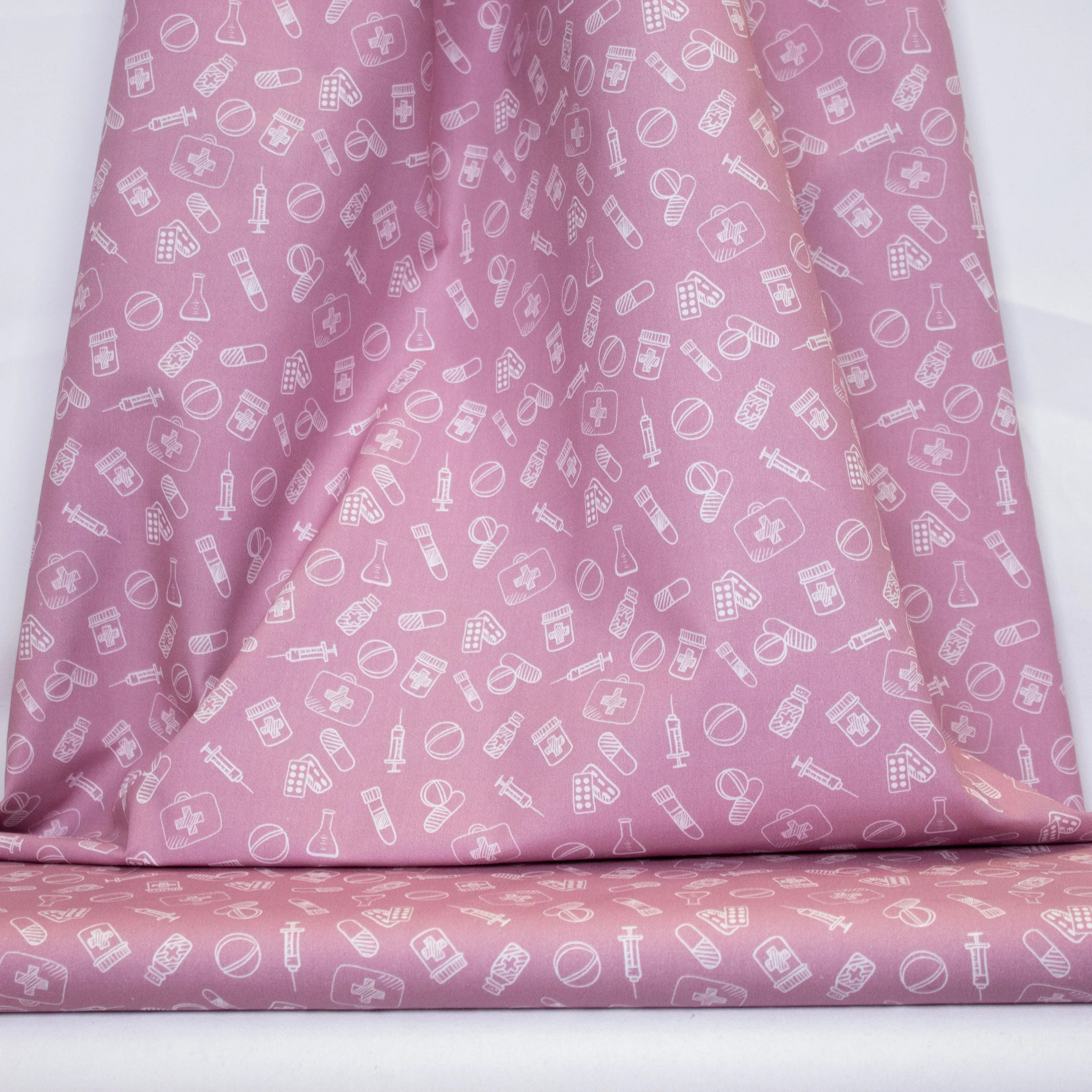 Roze katoen met medisch materiaal