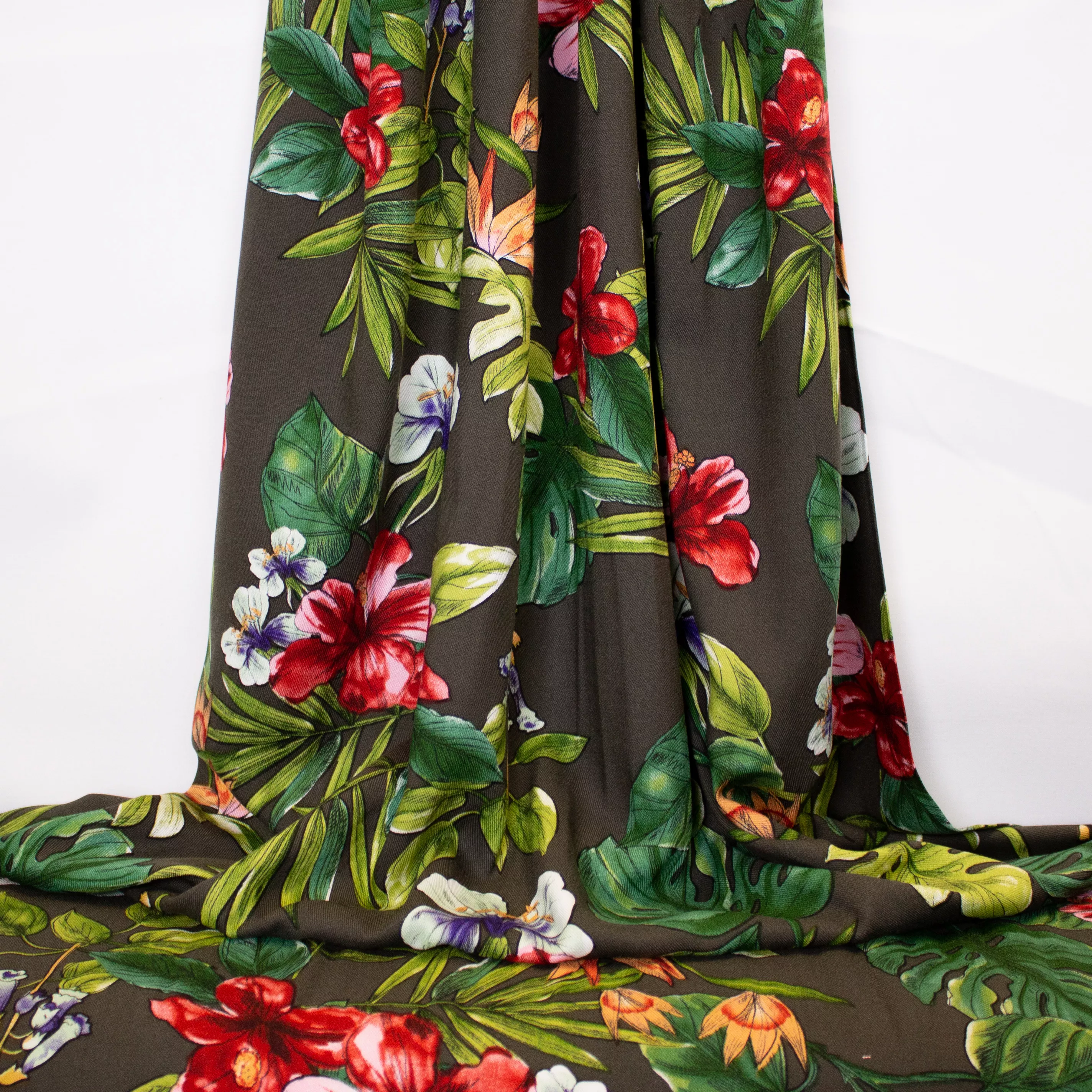Zwarte viscose met veelkleurige bloemen van Stitched by You