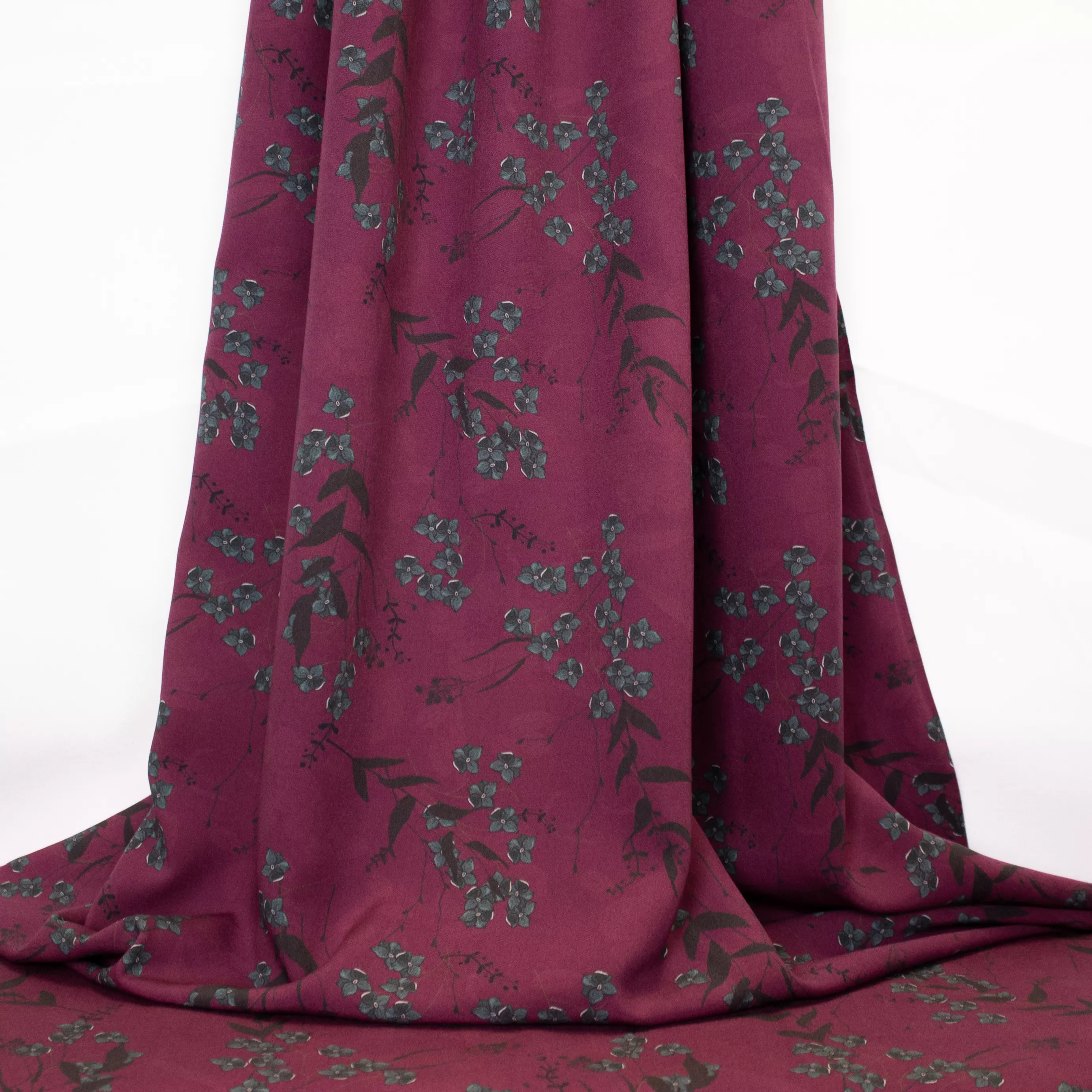 Donkerroze viscose met bloemen