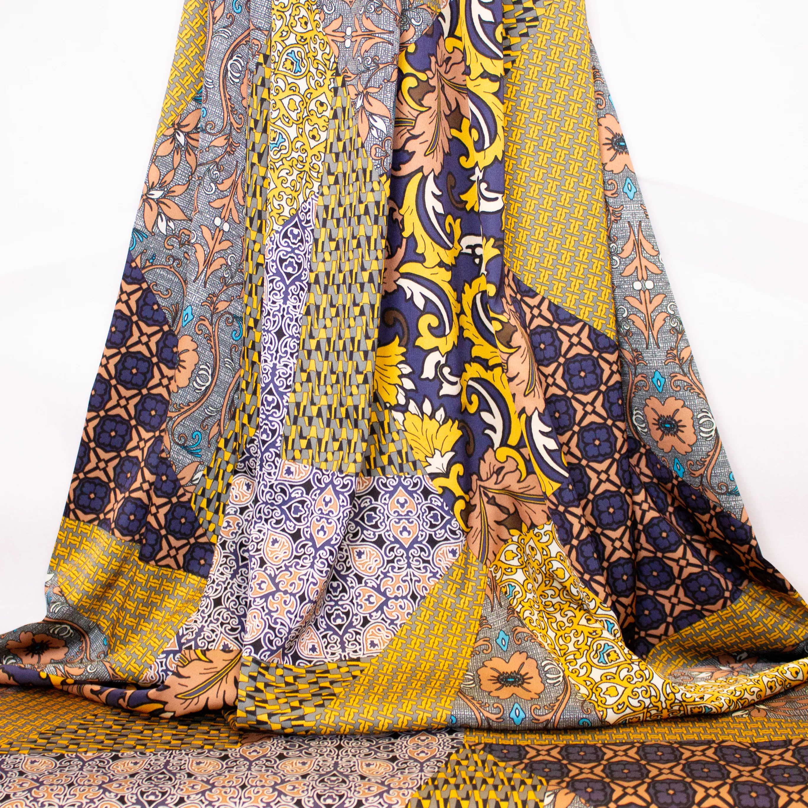 Polyester Satijn met Sierlijke Print