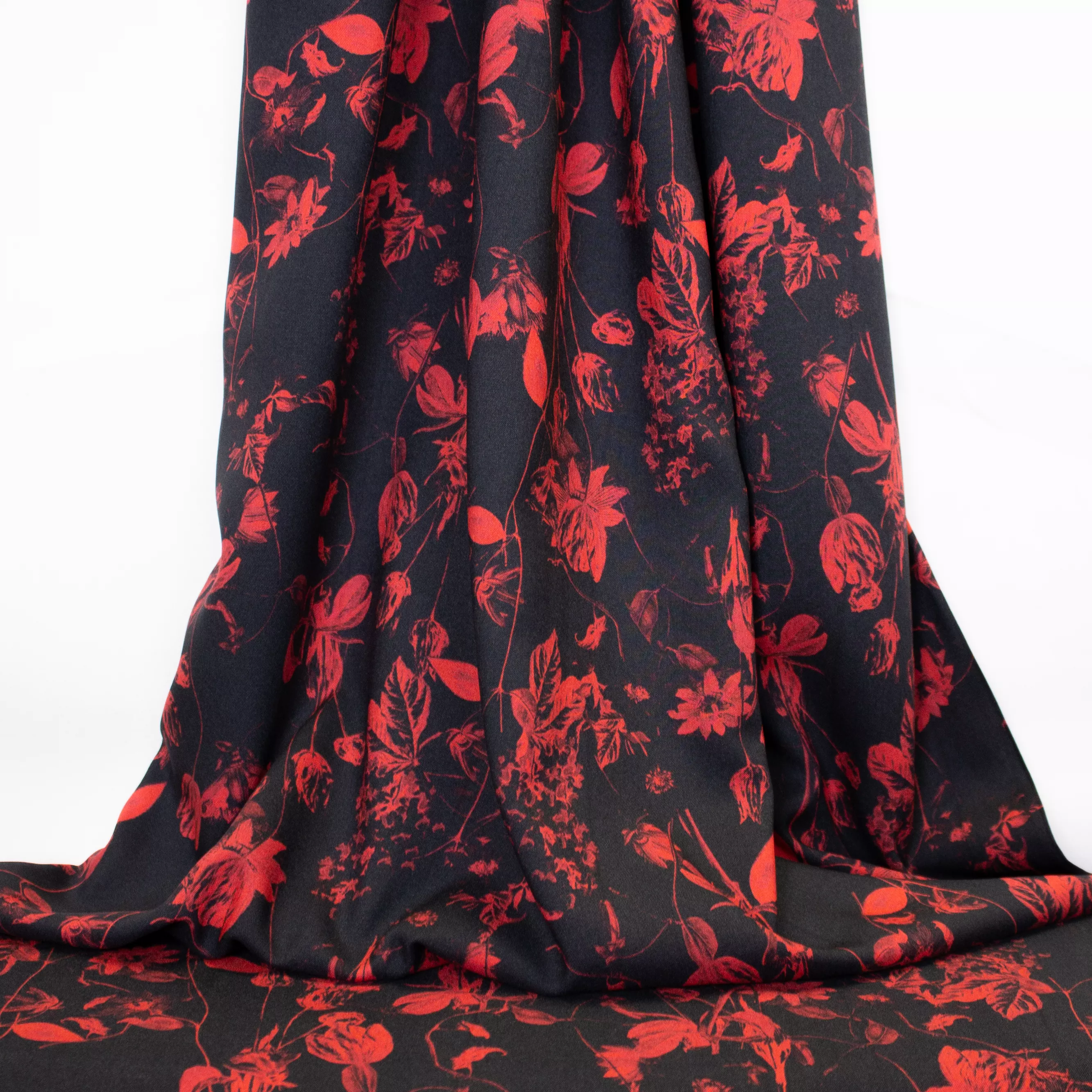 Zwarte viscose met rode bloemen