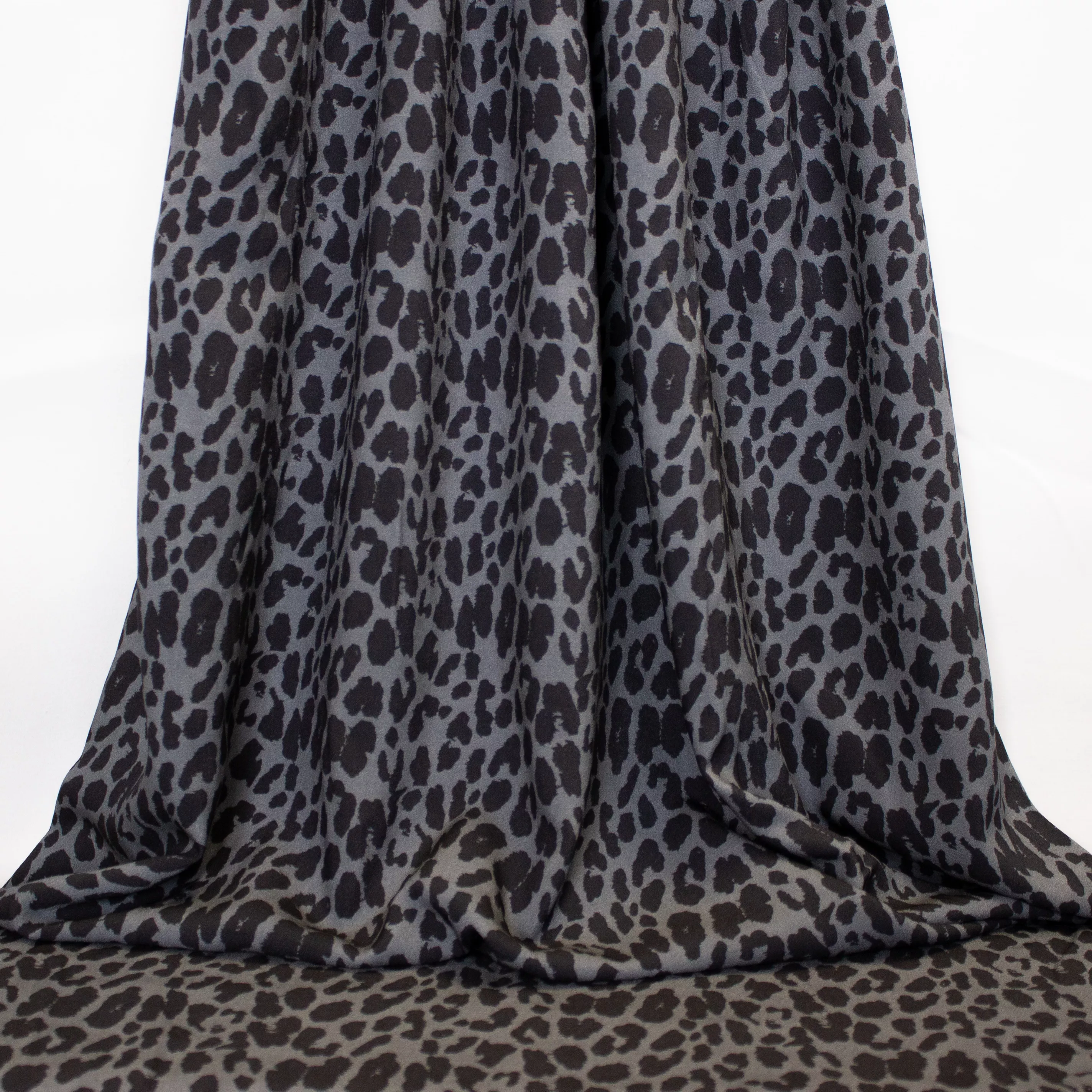 Grijze viscose met zwarte luipaardprint