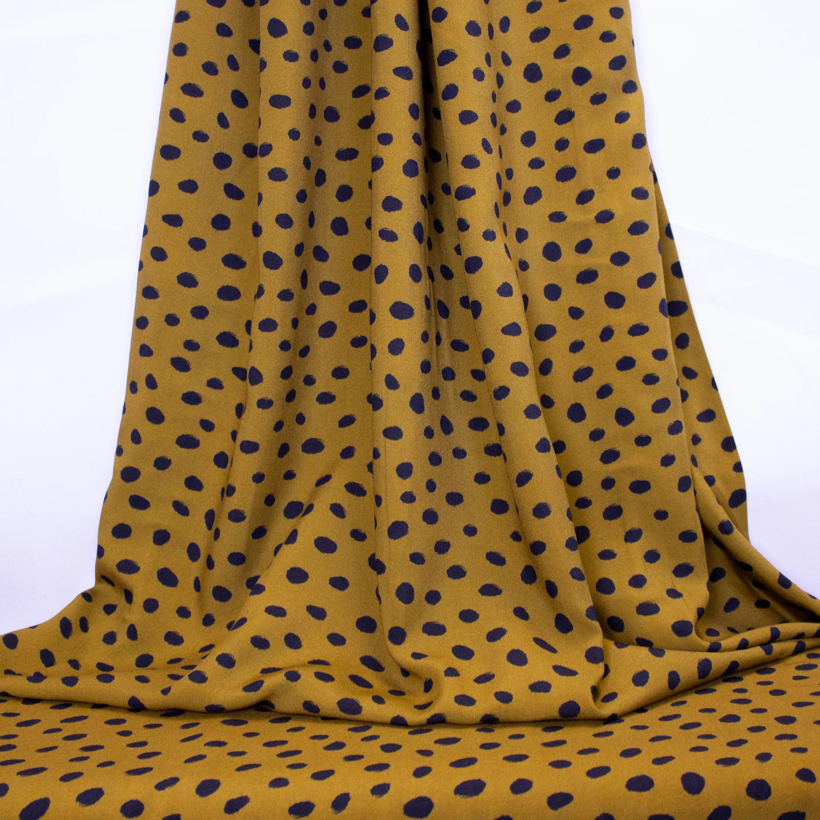 Bruine viscose met zwarte bolletjes