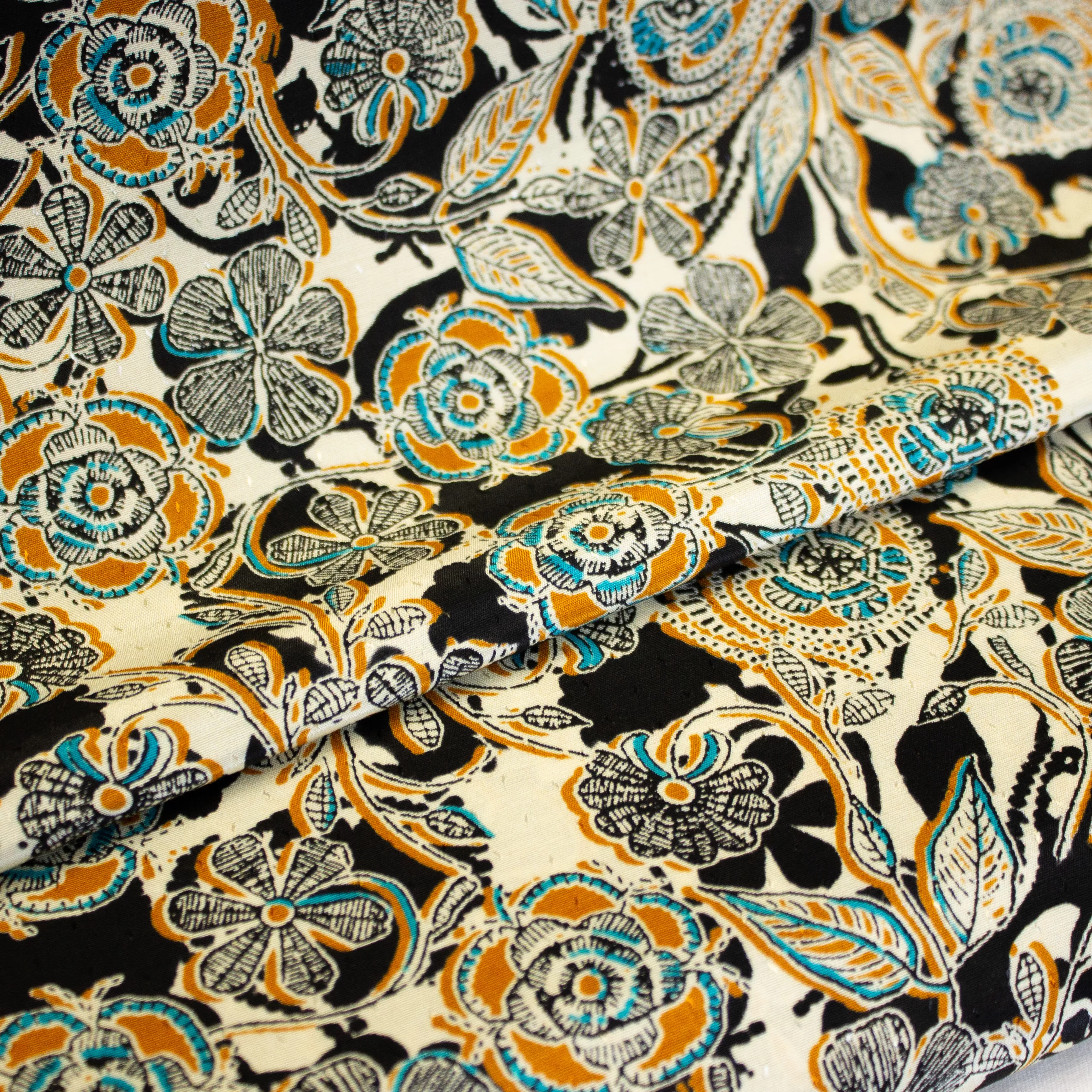 Viscose met Bloemen en Kleine Ingenaaide Spikkels