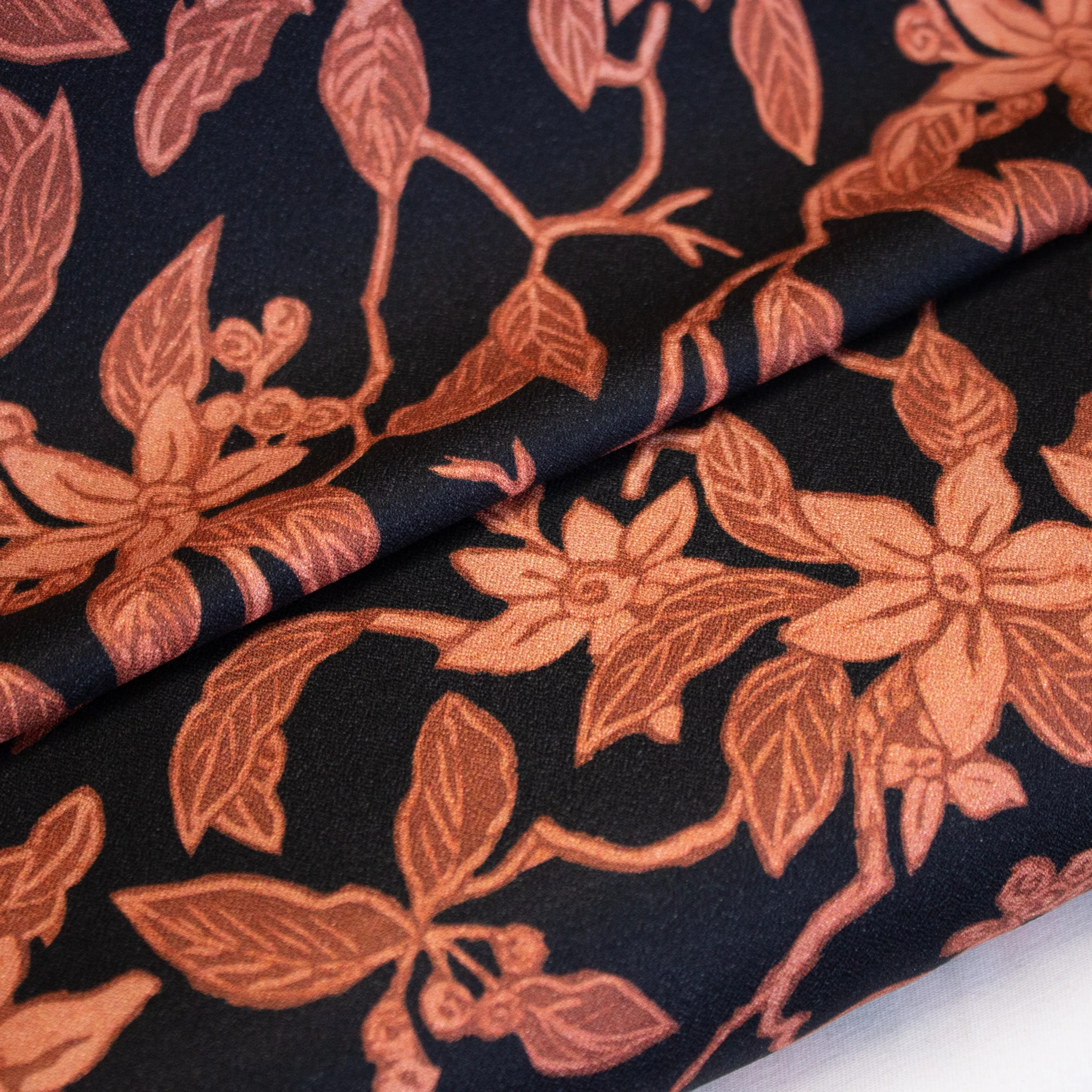 Zwarte viscose crêpe met bloemen in zacht rode tinten