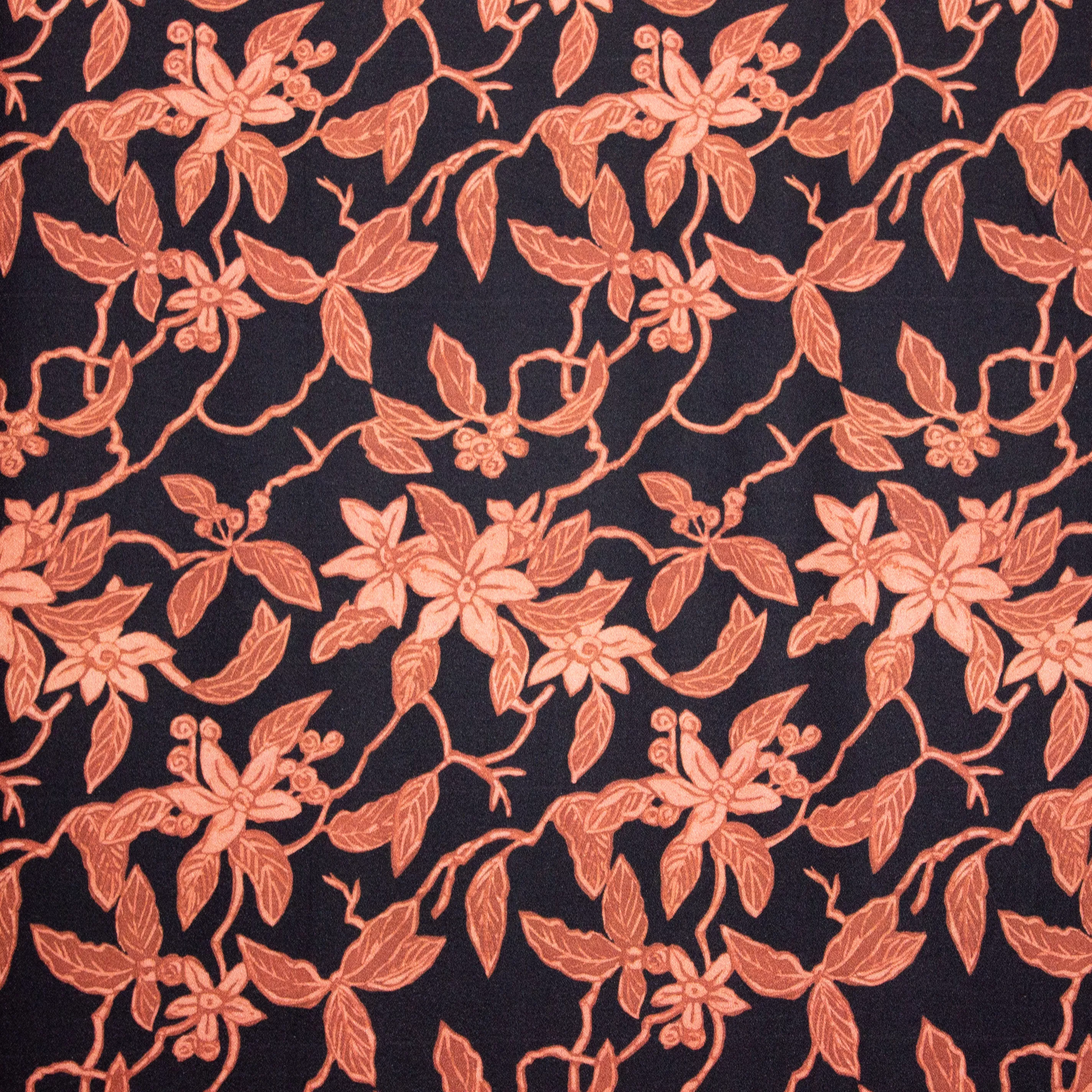 Zwarte viscose crêpe met bloemen in zacht rode tinten