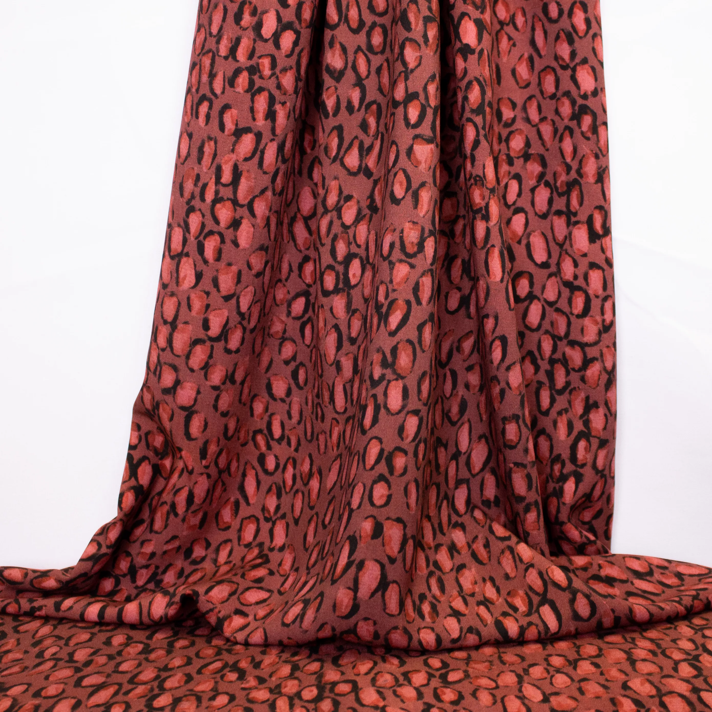 Rode viscose met zwarte luipaardprint