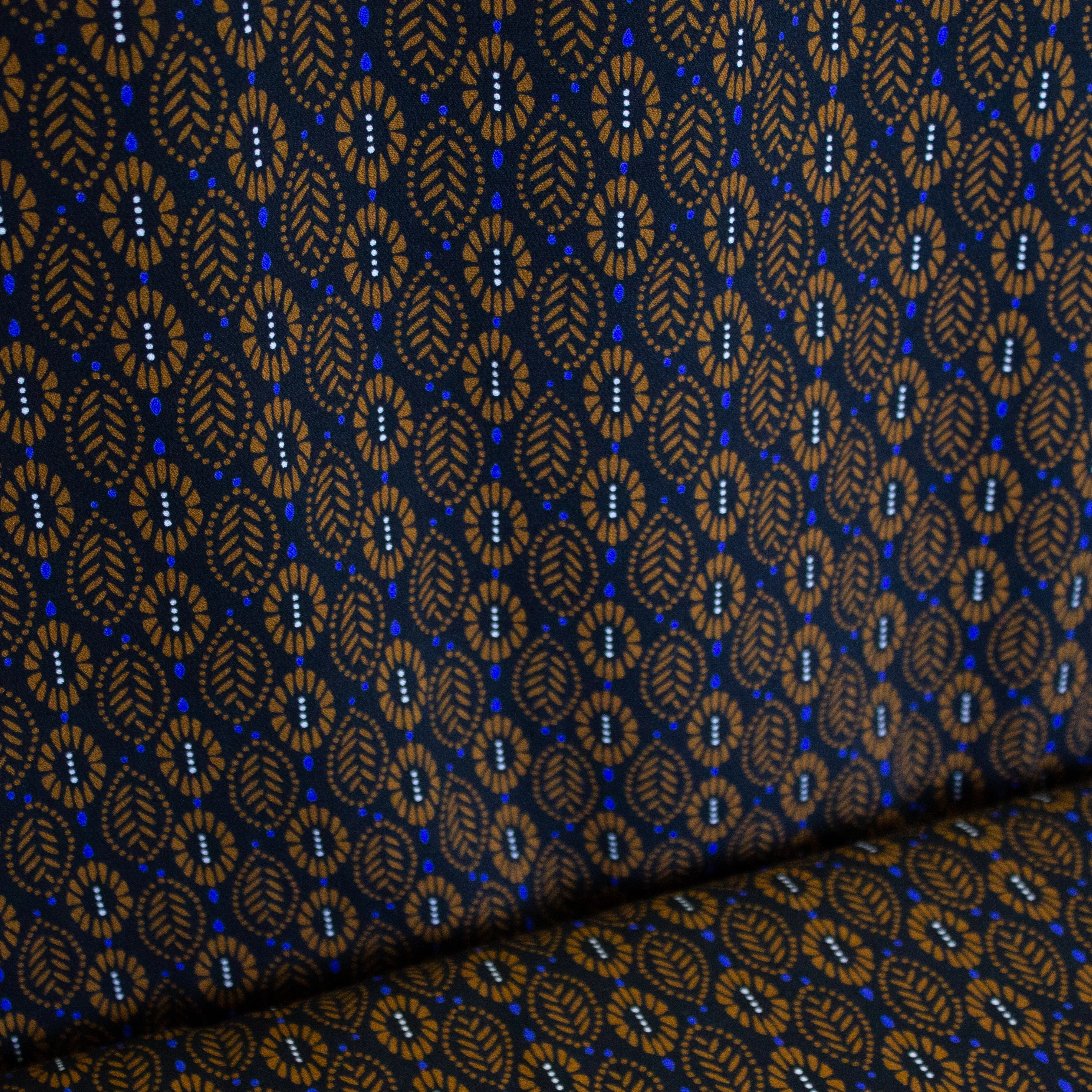 Zwarte viscose met blauw en bruin motiefje