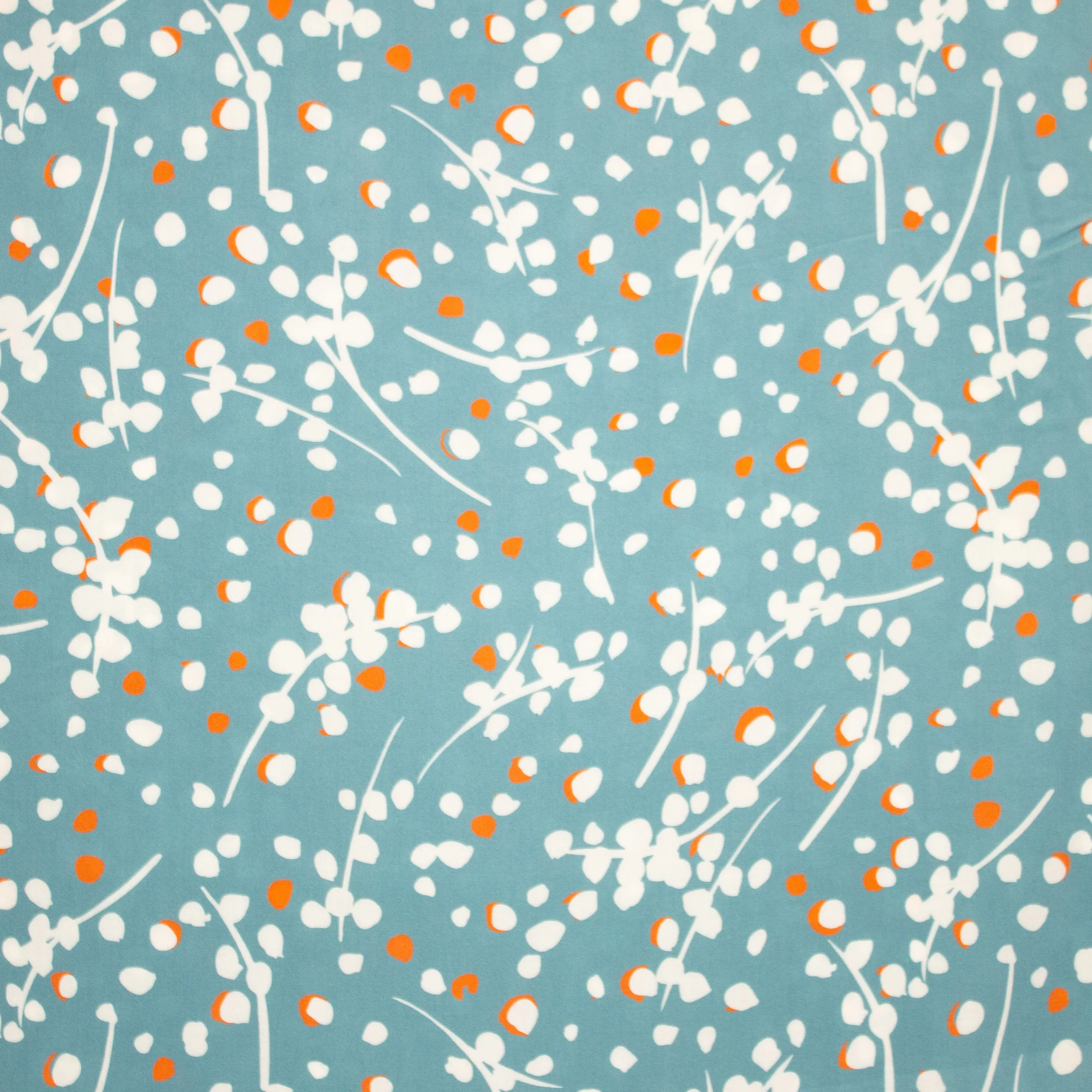 Blauwe viscose met takjes in wit en oranje