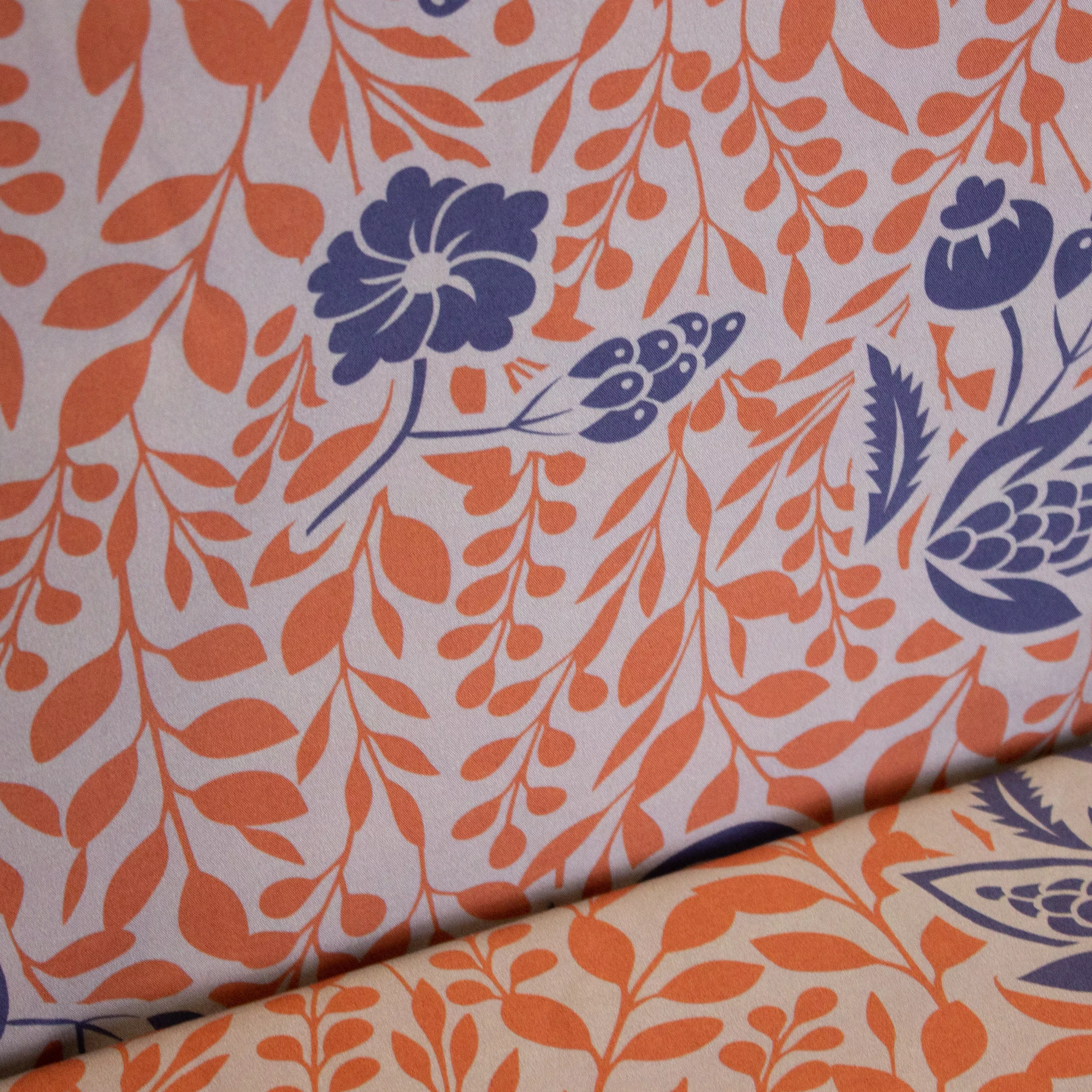 Grijze viscose met blauw en oranje bloemenpatroon