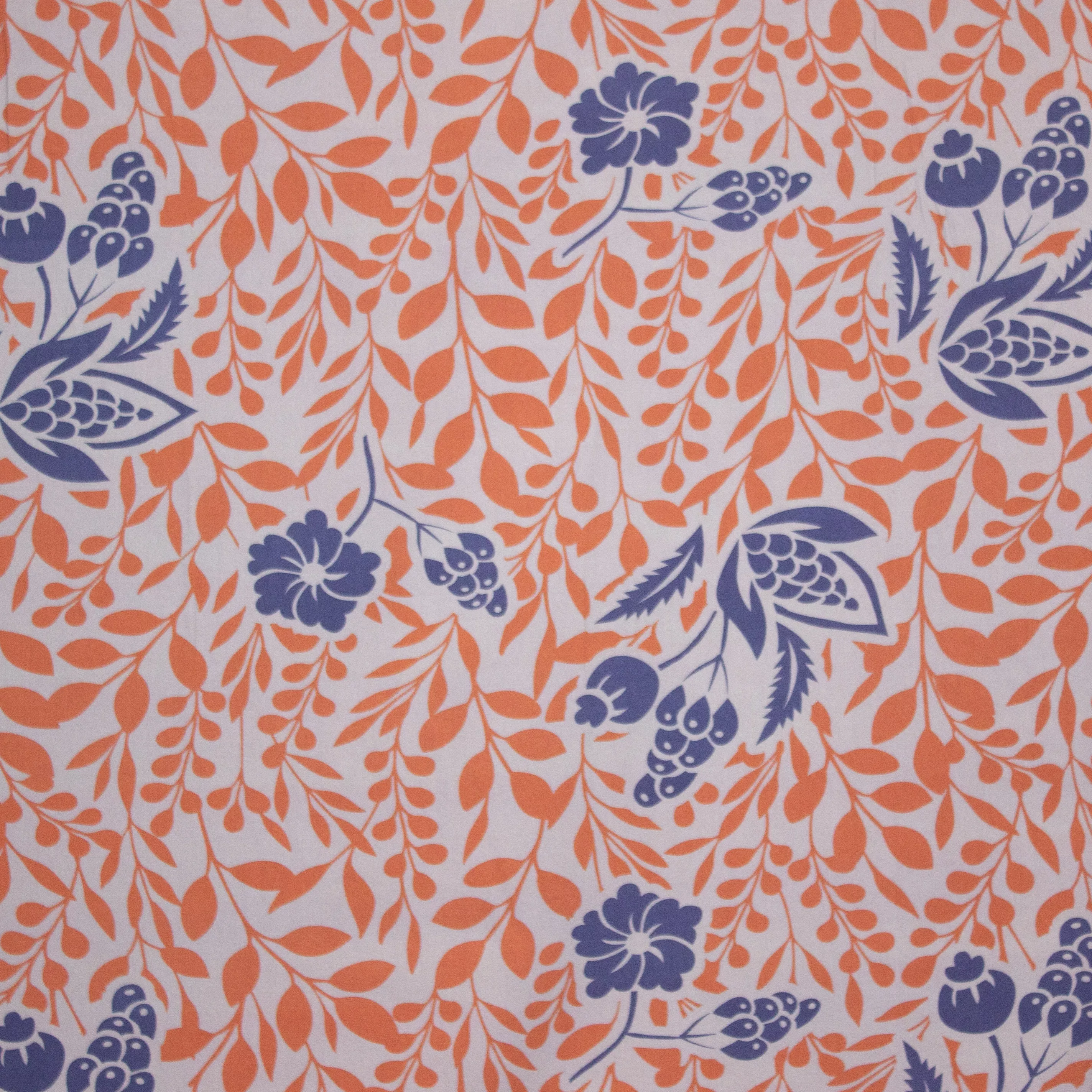 Grijze viscose met blauw en oranje bloemenpatroon