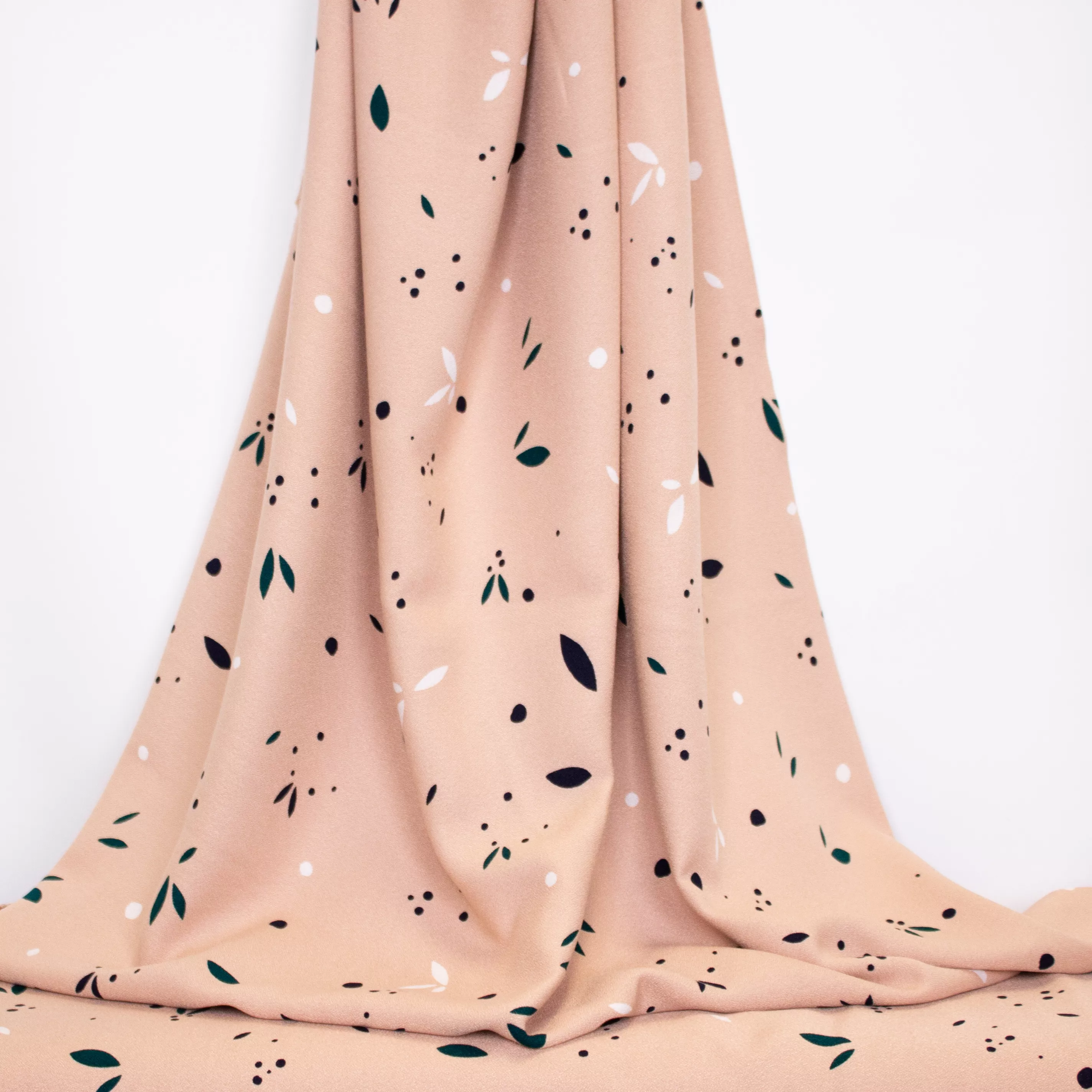 Roze ecovero viscose met zwarte en witte spatten en blaadjes van Mind The Maker