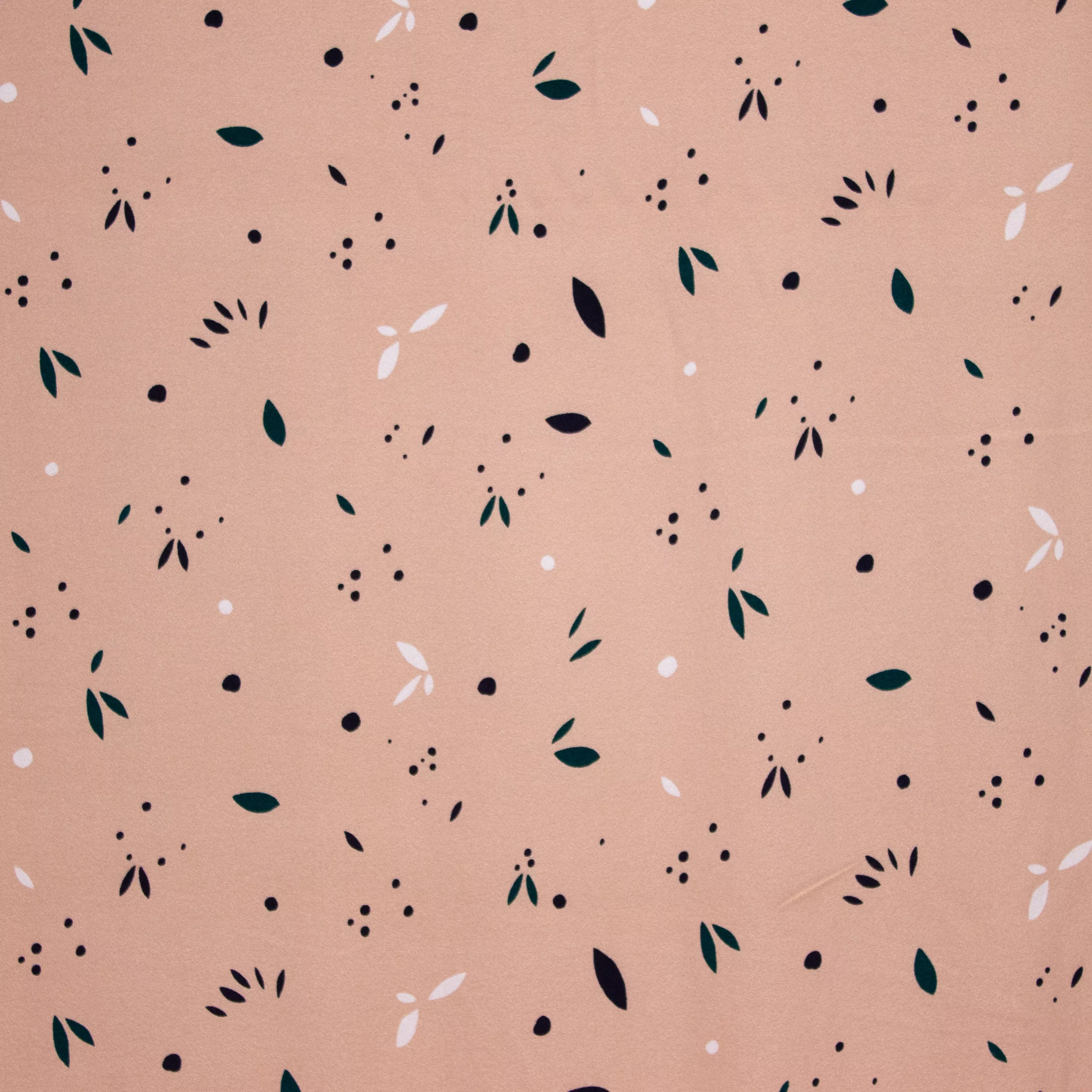 Roze ecovero viscose met zwarte en witte spatten en blaadjes van Mind The Maker