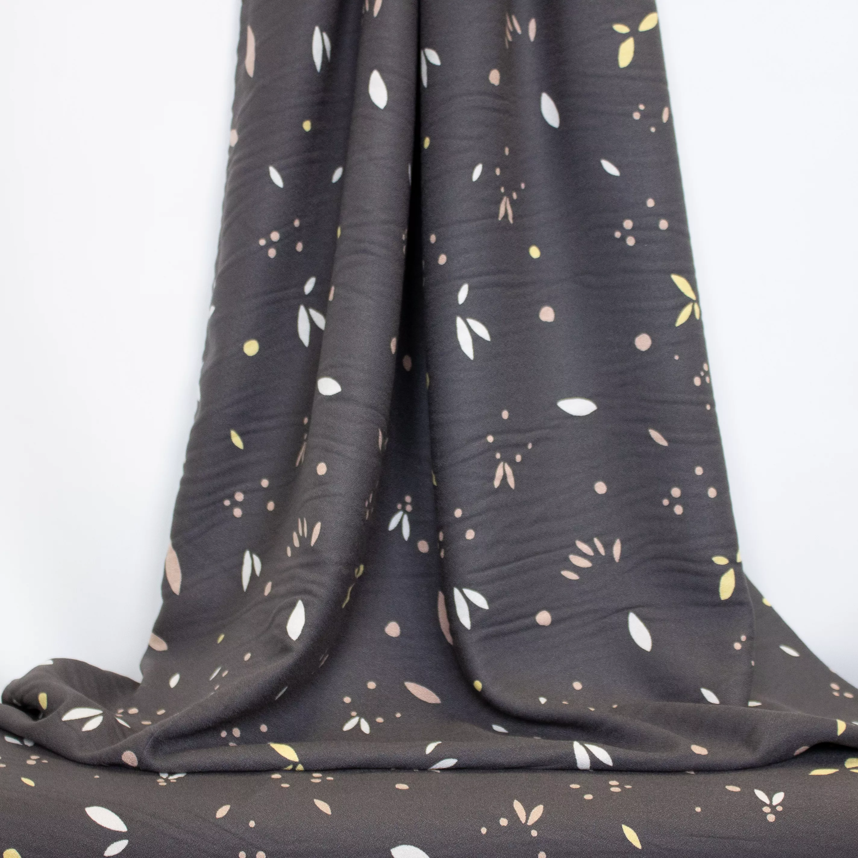 Grijze ecovero viscose met spatten en blaadjes van Mind The Maker