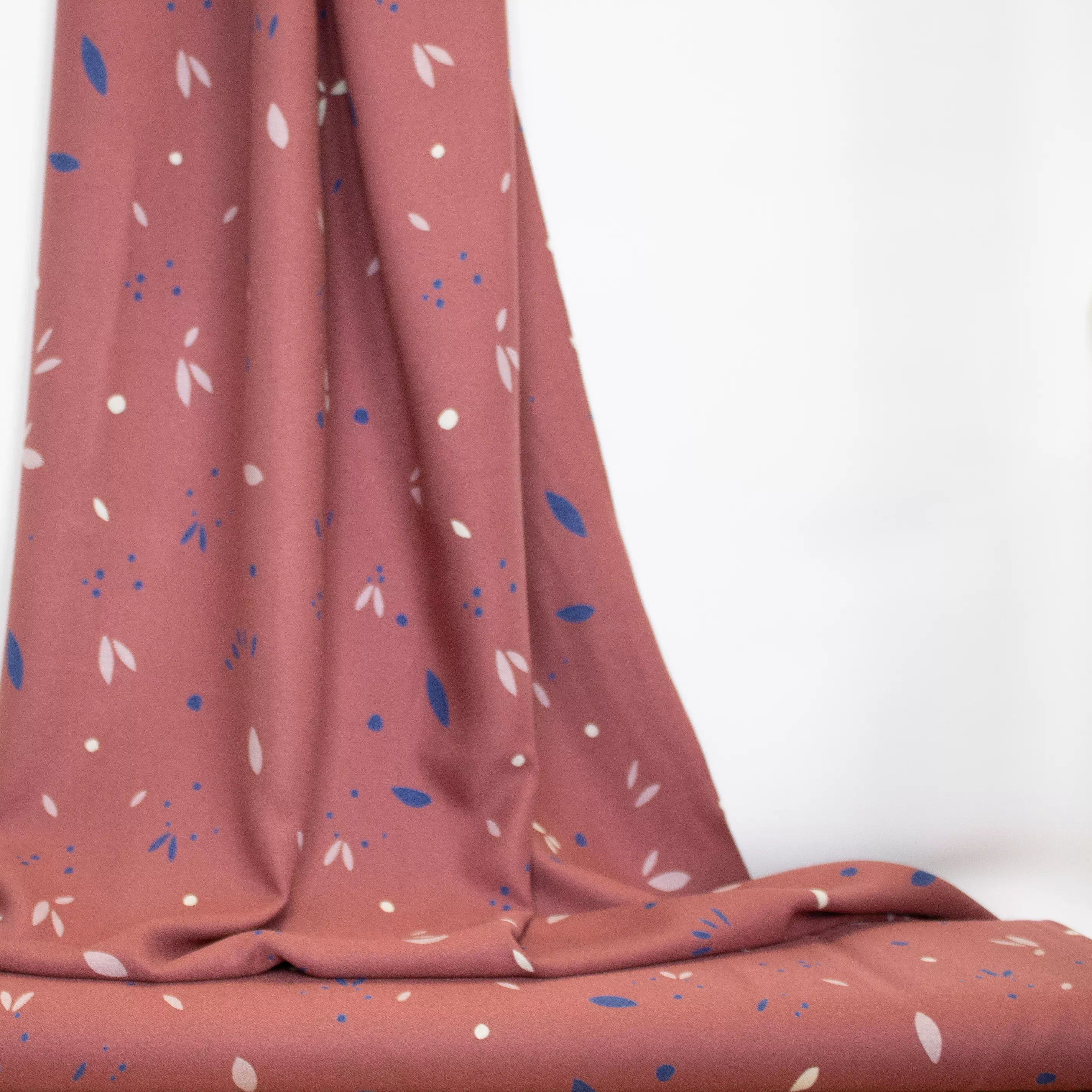Roze ecovero viscose met blauw en witte spatten en blaadjes van Mind The Maker