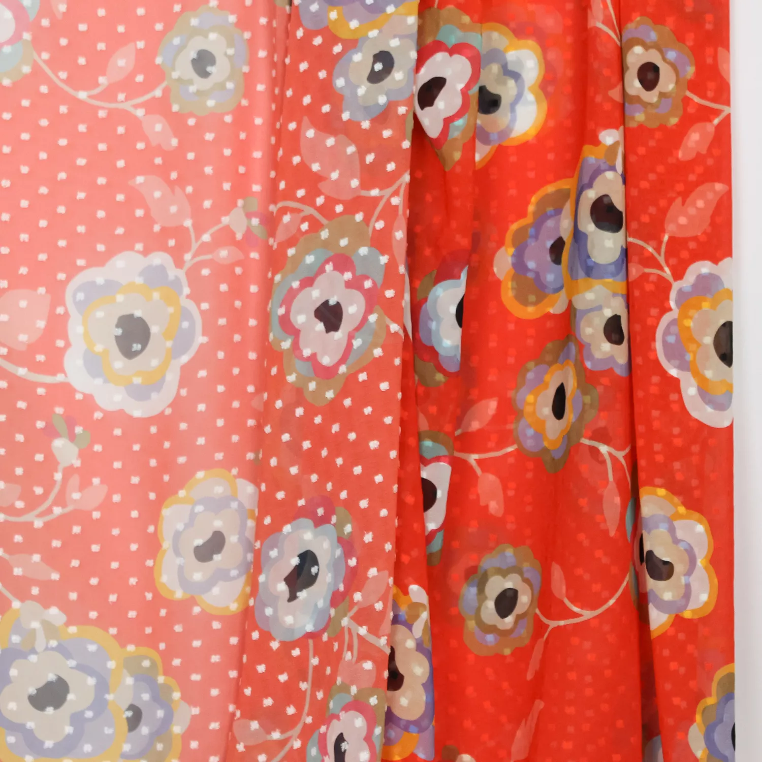 Voile rood met bloemen print en geborduurde stippen