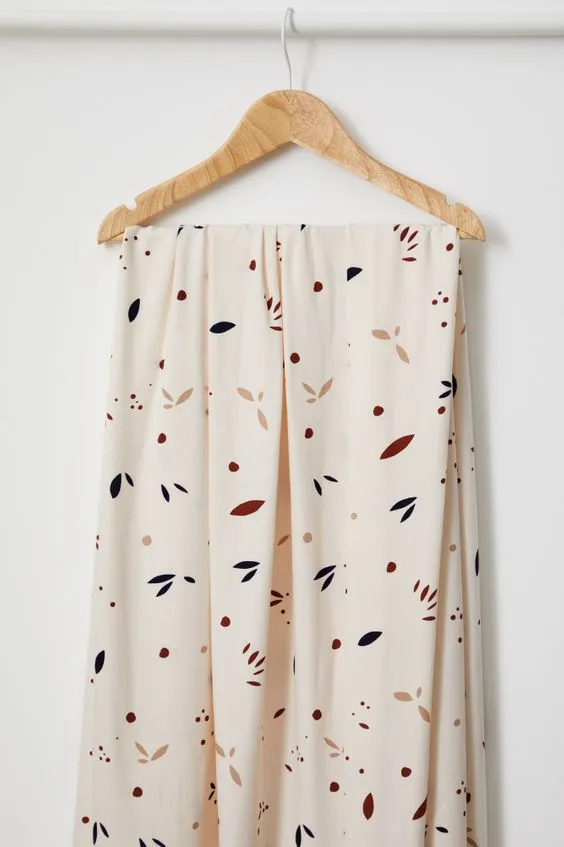 Crème ecovero viscose 'Petals Creamy White' met blaadjes van Mind The Maker