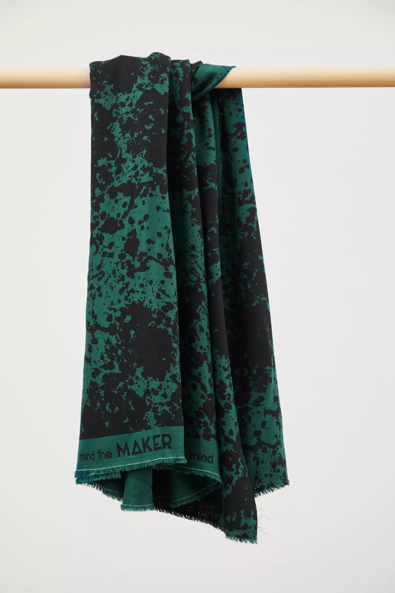 Groene ecovero viscose 'Shadow Splash Bottle Green' met spatten van Mind The Maker