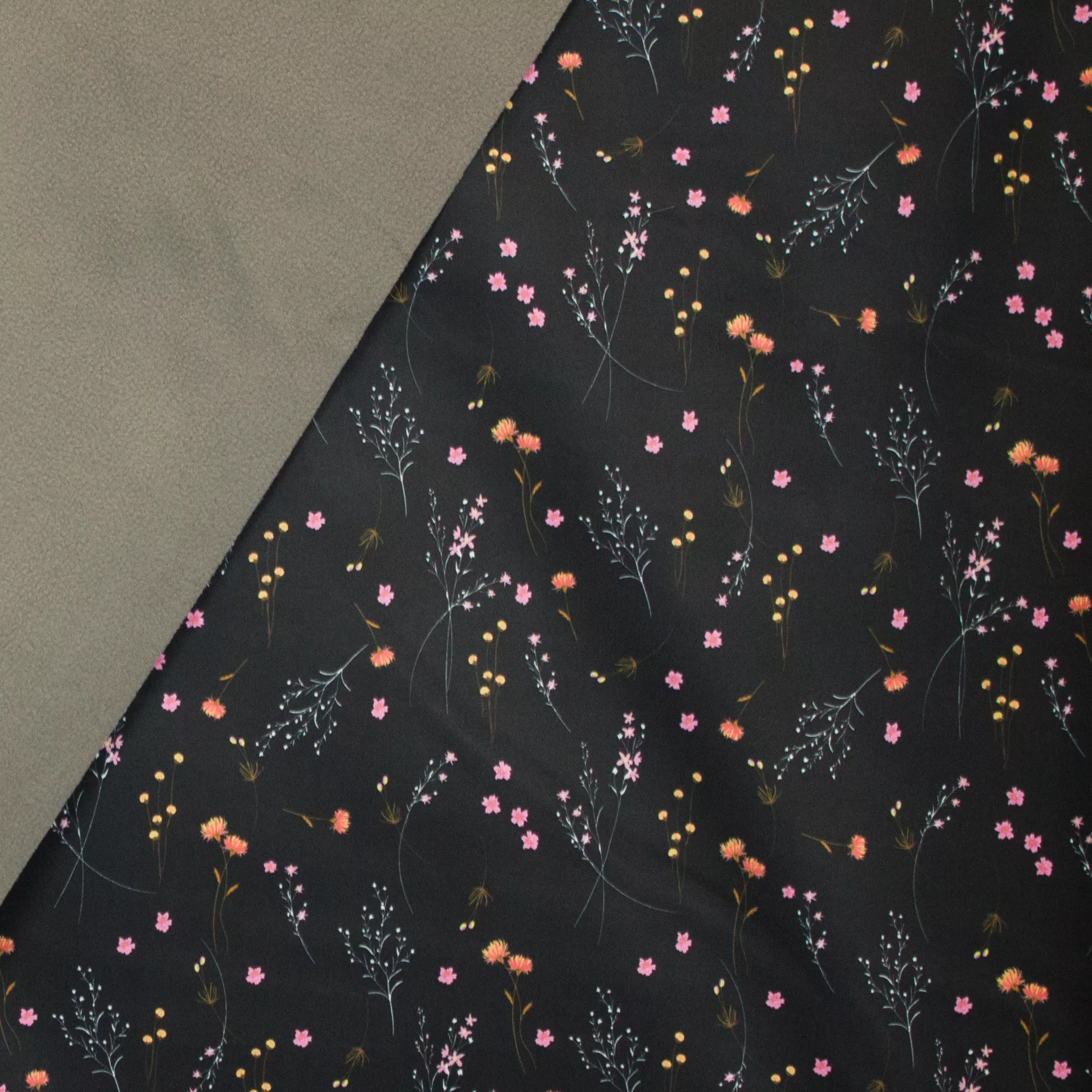 Zwarte softshell met bloemetjes