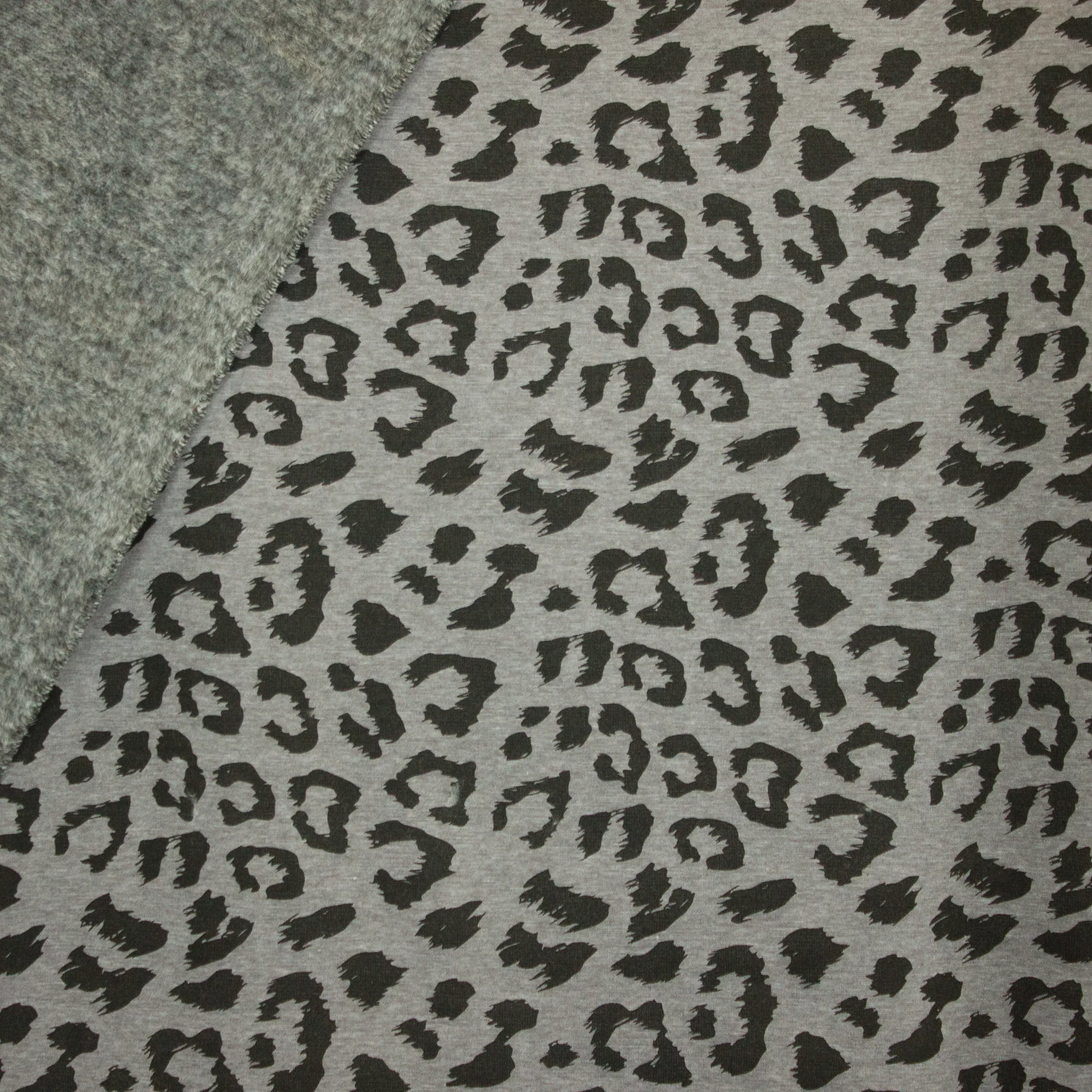 Grijze gemêleerde sweaterstof met luipaardvlekken, achterkant grijs pelsje