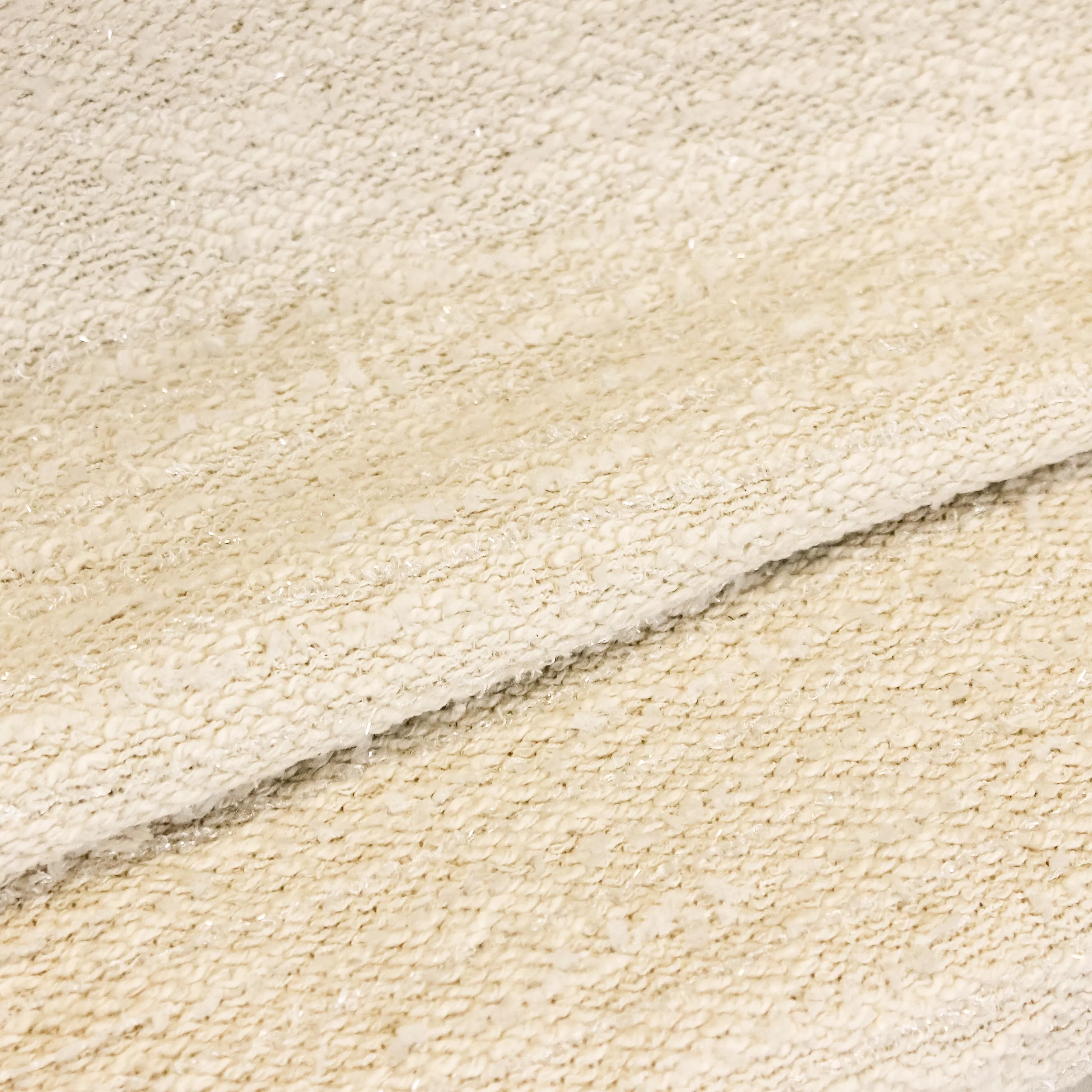 Beige brei met glanzende draad