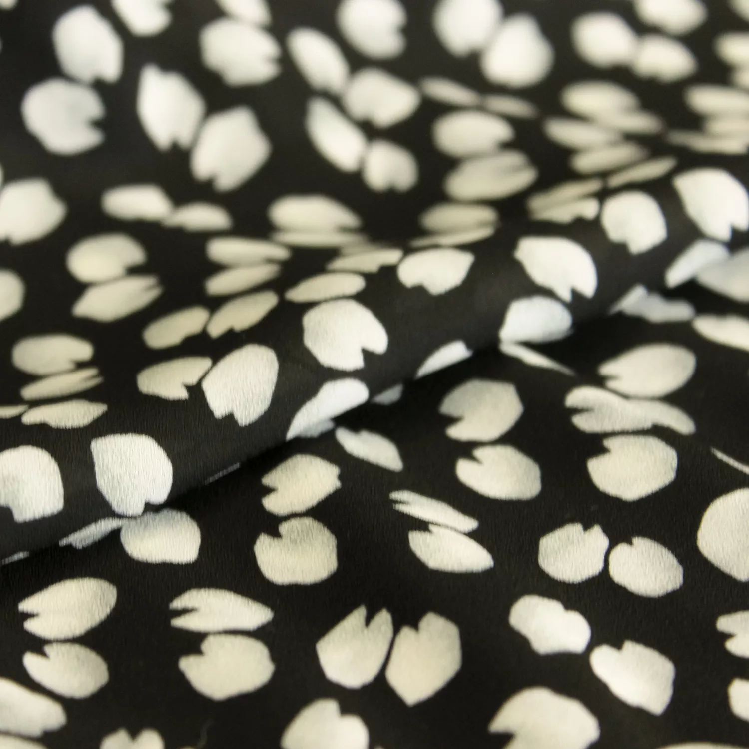 Viscose zwart met witte blaadjes