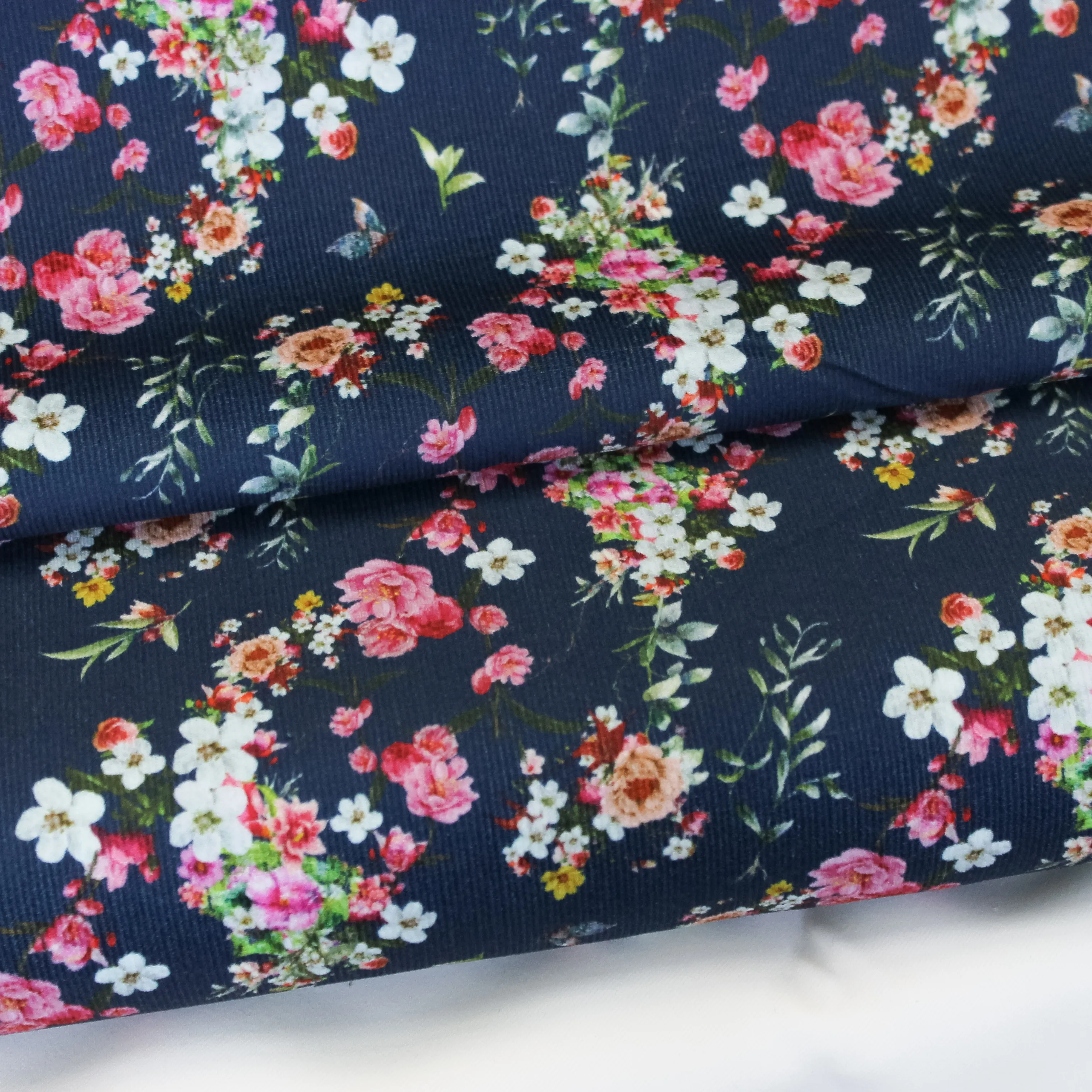 Donkerblauwe ribfluweel met bloemen